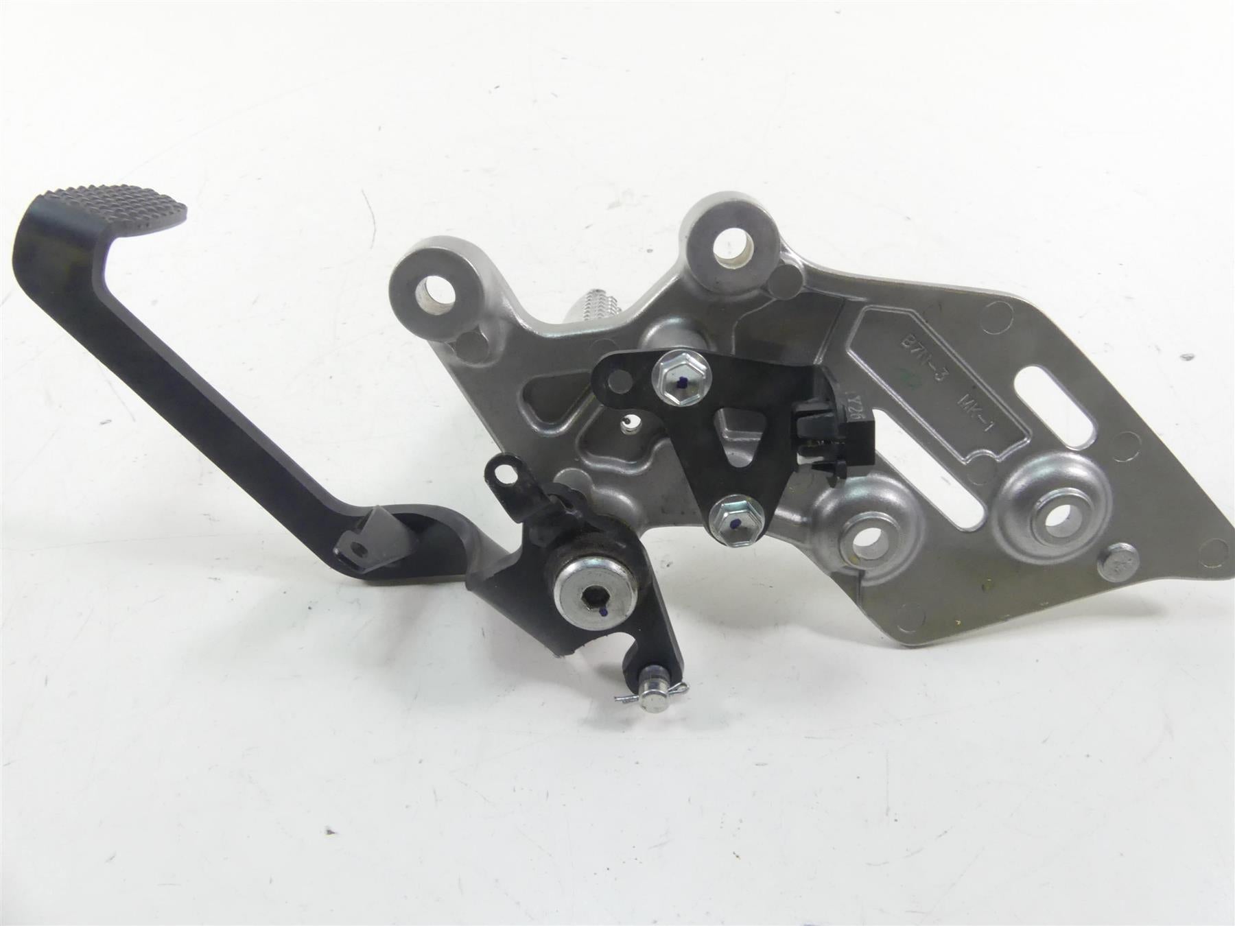 2022 Yamaha MT09 FZ09 Right Front Footpeg + Brake Pedal Set B7N-27443-00-00 {{ shop.shopifyCountryName }} - Mototech271