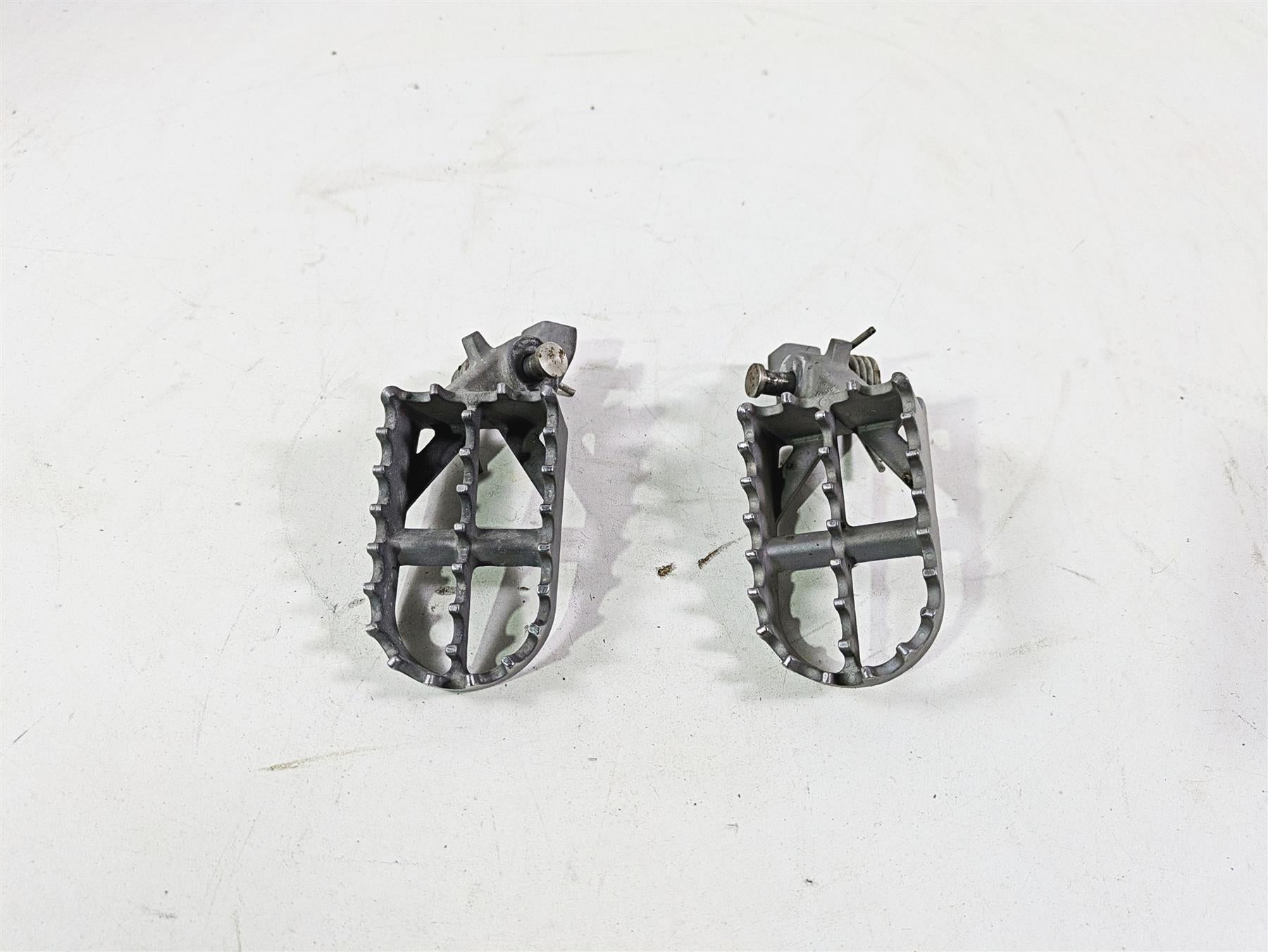 2009 BMW R1200GS K255 Adv Front Footpeg Foot Peg Set 46717694557 46717694558 | Mototech271