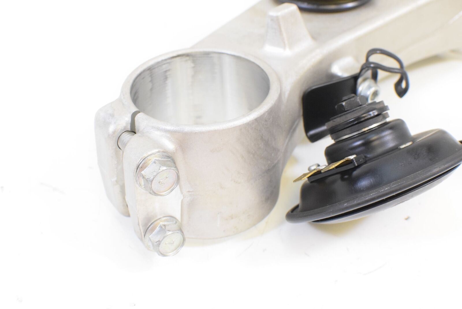 2015 Suzuki GSXR1300R Hayabusa Lower Triple Tree Steering Clamp 51410-24F50 {{ shop.shopifyCountryName }} - Mototech271