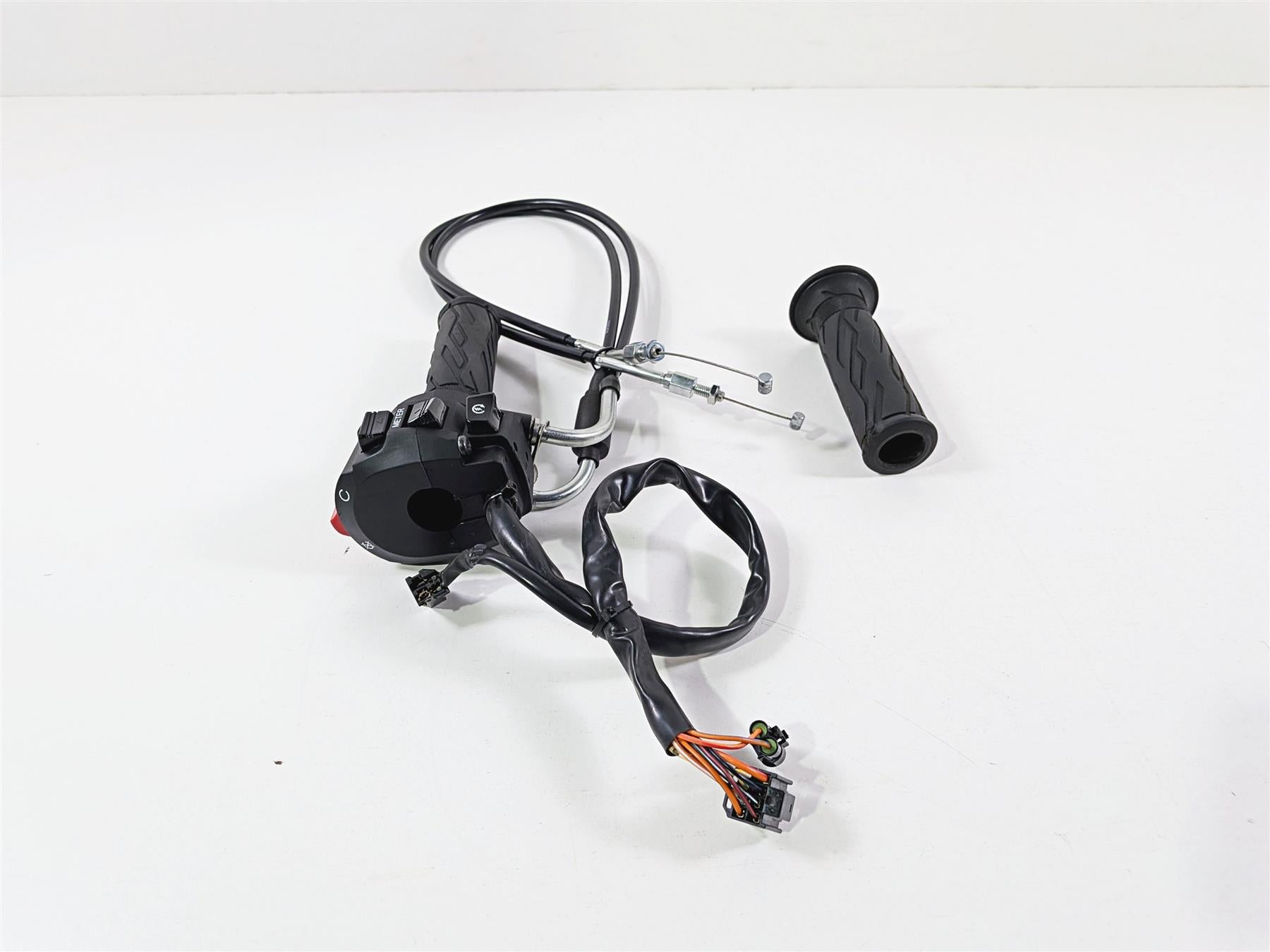 2024 Suzuki GSXR 600 Right Hand Control Switch & Throttle Grip 37200-47H30 {{ shop.shopifyCountryName }} - Mototech271