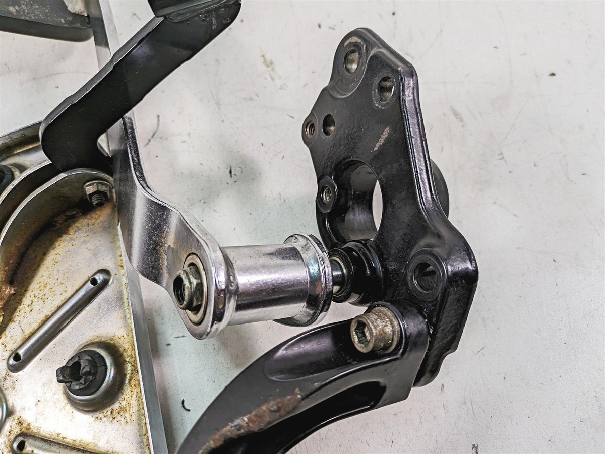 2010 Harley Touring FLHTCU Electra Glide Right Floorboard + Brake Pedal 50621-06 {{ shop.shopifyCountryName }} - Mototech271