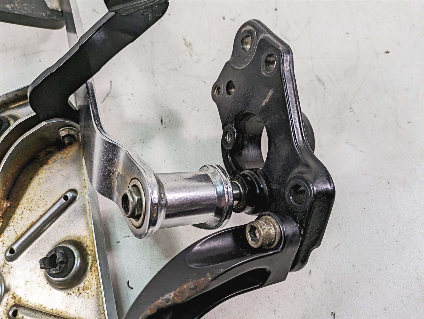 2010 Harley Touring FLHTCU Electra Glide Right Floorboard + Brake Pedal 50621-06 {{ shop.shopifyCountryName }} - Mototech271