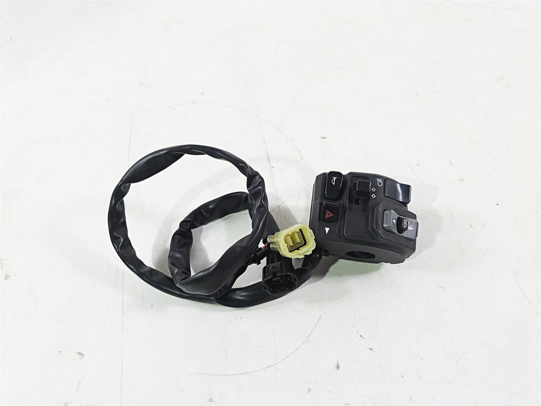 2020 Kawasaki ZX6R Ninja Left Hand Light Blinker Control Switch 46091-0613 {{ shop.shopifyCountryName }} - Mototech271
