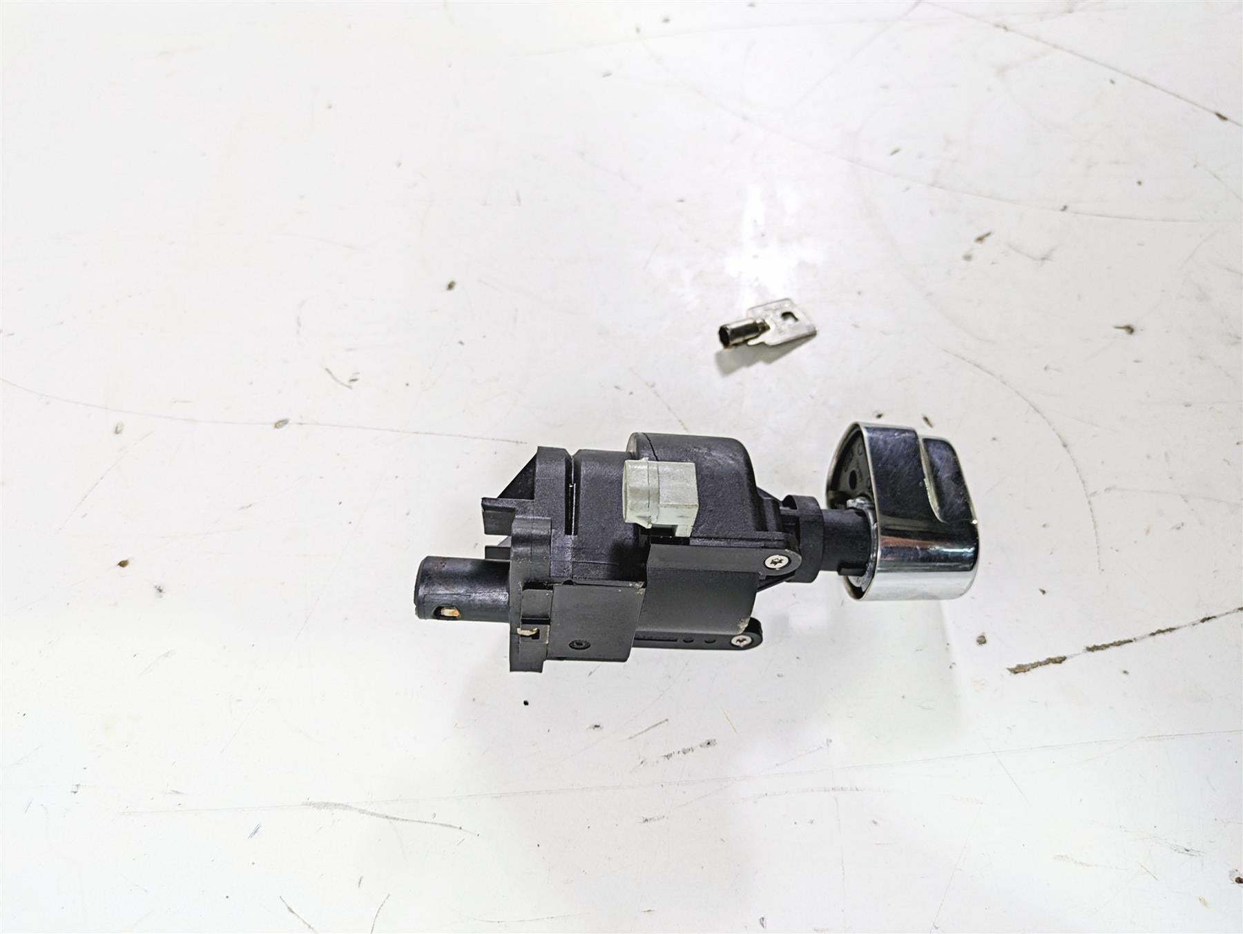 2016 Harley Touring FLTRX Road Glide Ignition Switch & Key READ 71400016B {{ shop.shopifyCountryName }} - Mototech271