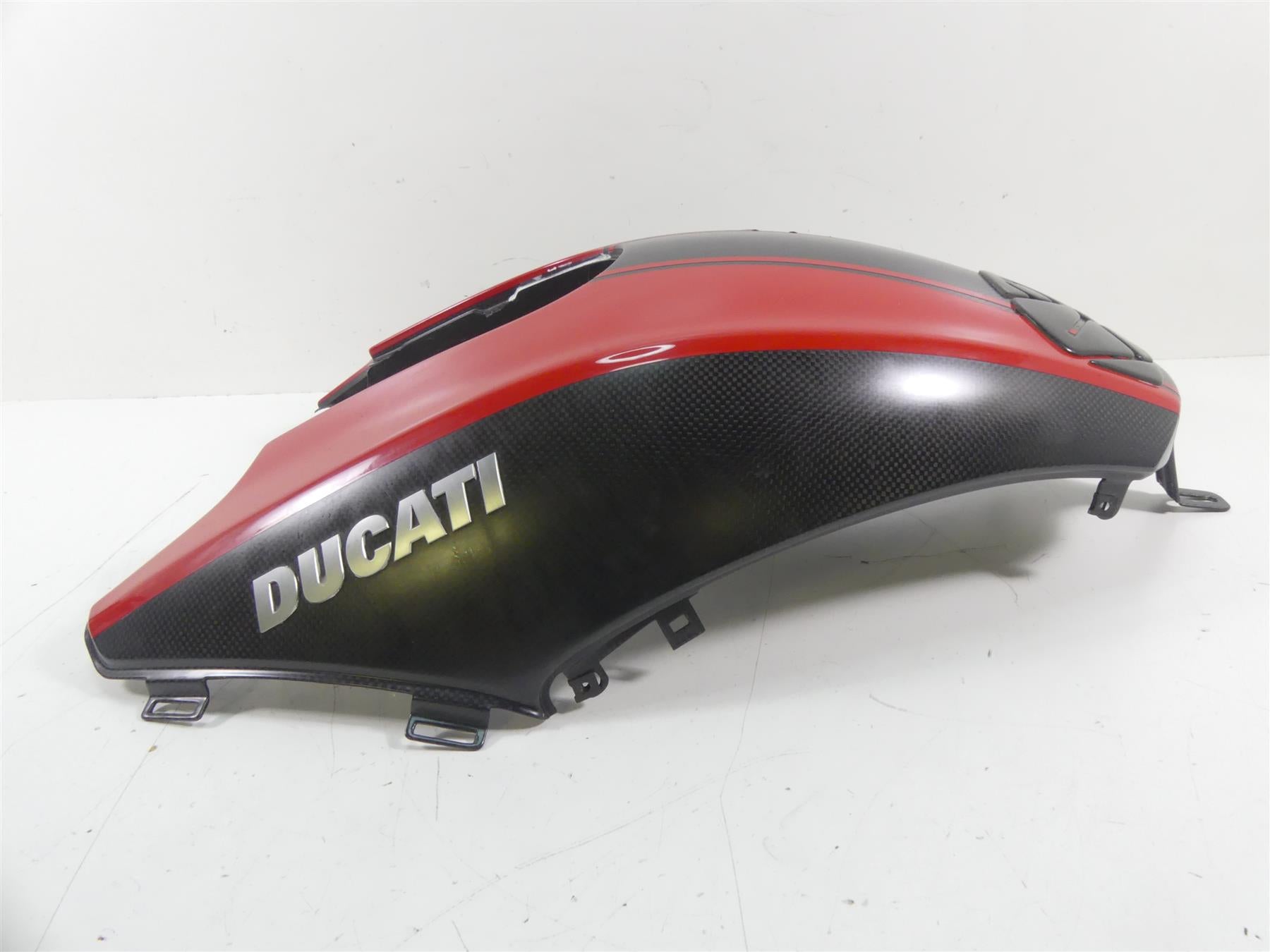 2015 Ducati Diavel Carbon Red Fiber Center Fuel Gas Tank Cover - Read 48015221A {{ shop.shopifyCountryName }} - Mototech271
