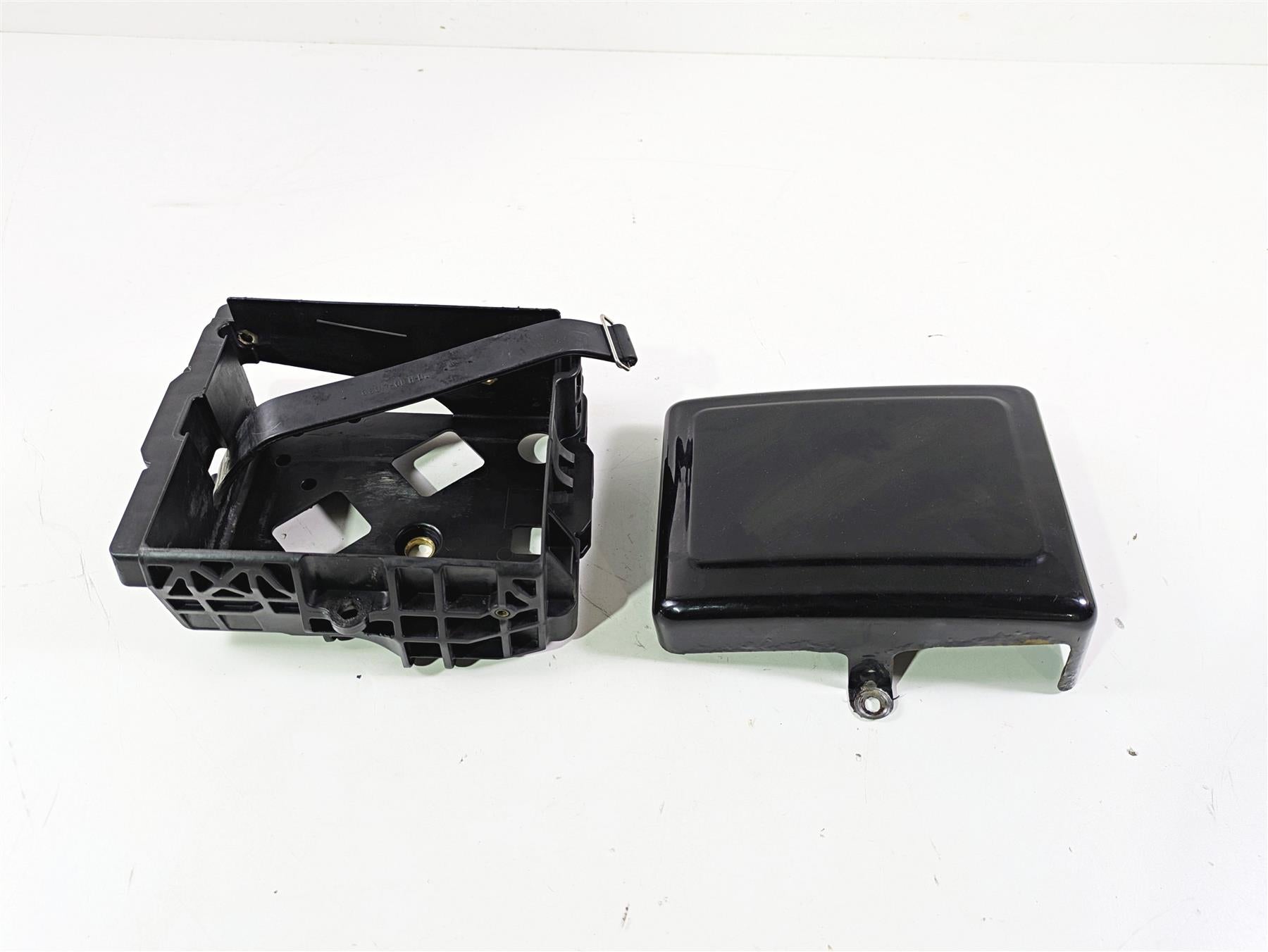 2015 Harley FXDF Dyna Fat Bob Right Battery Tray & Cover 66444-12DH 70379-06B {{ shop.shopifyCountryName }} - Mototech271