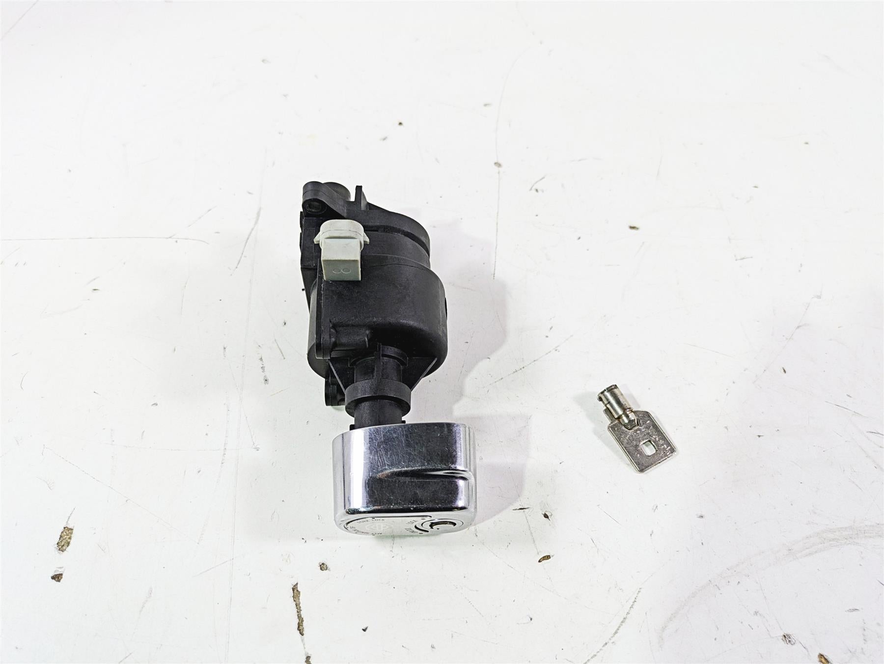 2016 Harley Touring FLTRX Road Glide Ignition Switch & Key READ 71400016B | Mototech271