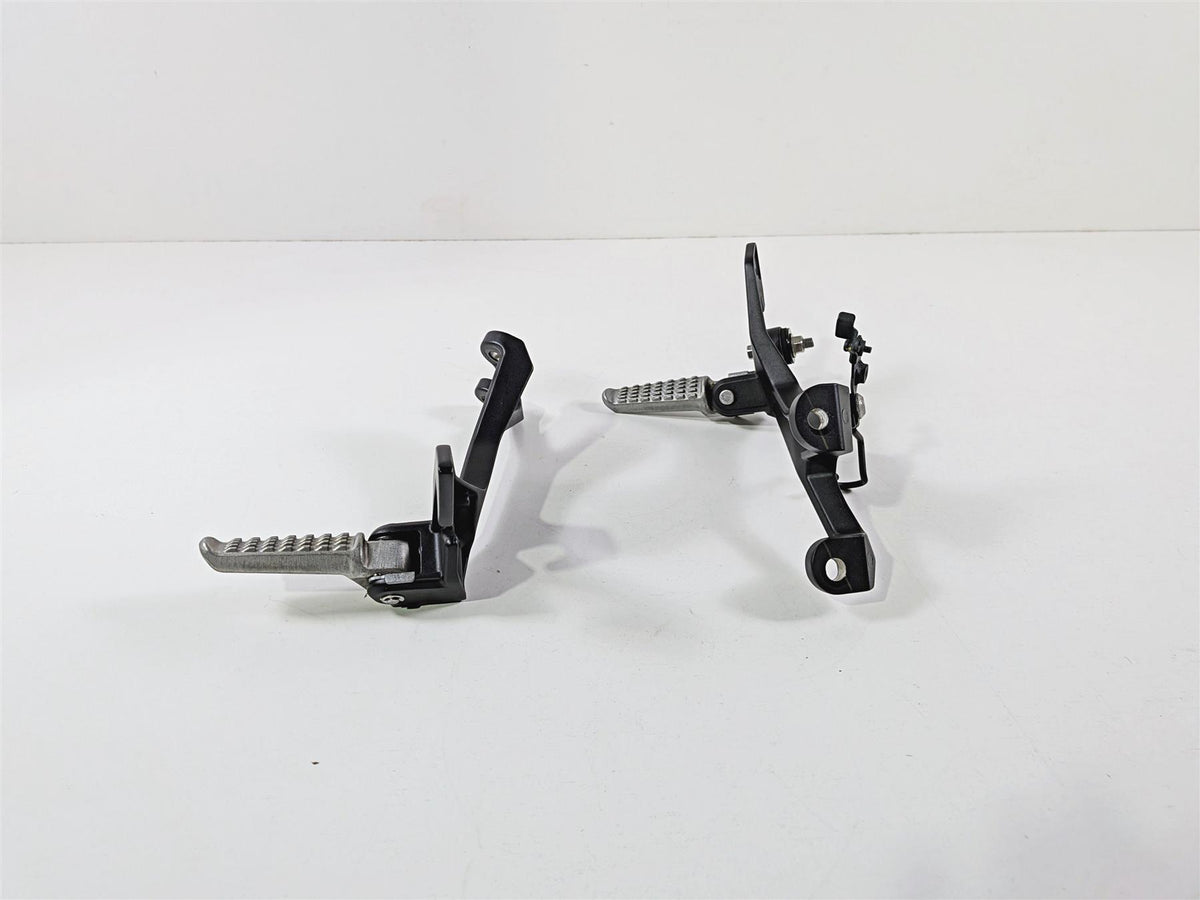 2024 Kawasaki EX500 Ninja 40th An. Rear Passenger Foot Peg 35063-1408 35063-1409 {{ shop.shopifyCountryName }} - Mototech271