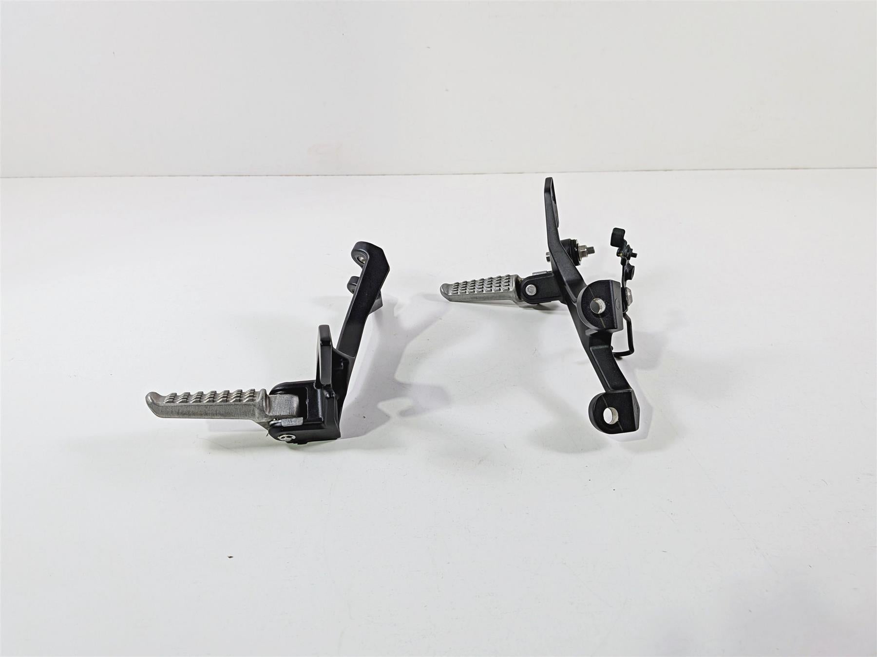 2024 Kawasaki EX500 Ninja 40th An. Rear Passenger Foot Peg 35063-1408 35063-1409 {{ shop.shopifyCountryName }} - Mototech271