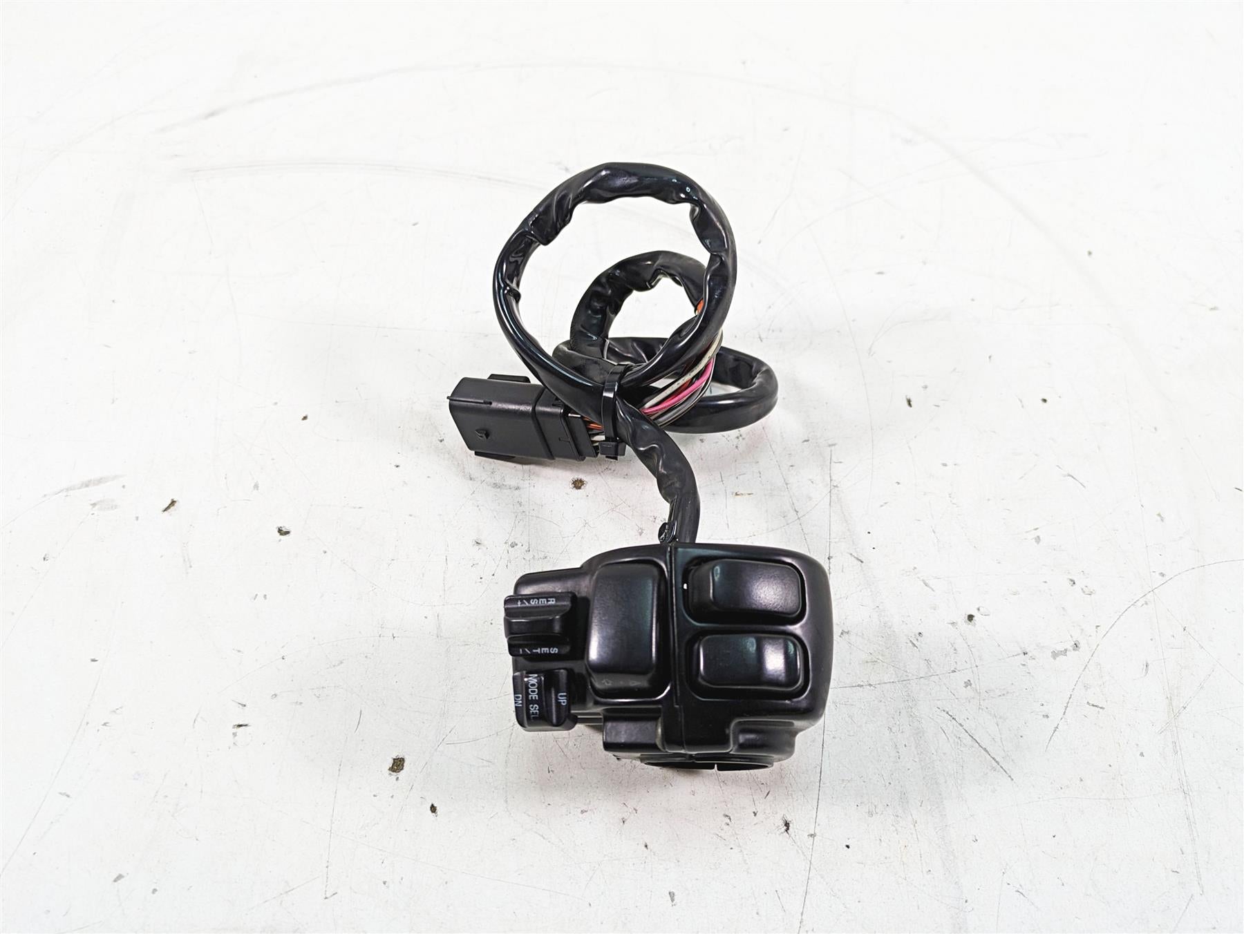 2008 Harley FLHTCU Electra Glide Right Hand Cruise Control Switch 71684-06A {{ shop.shopifyCountryName }} - Mototech271
