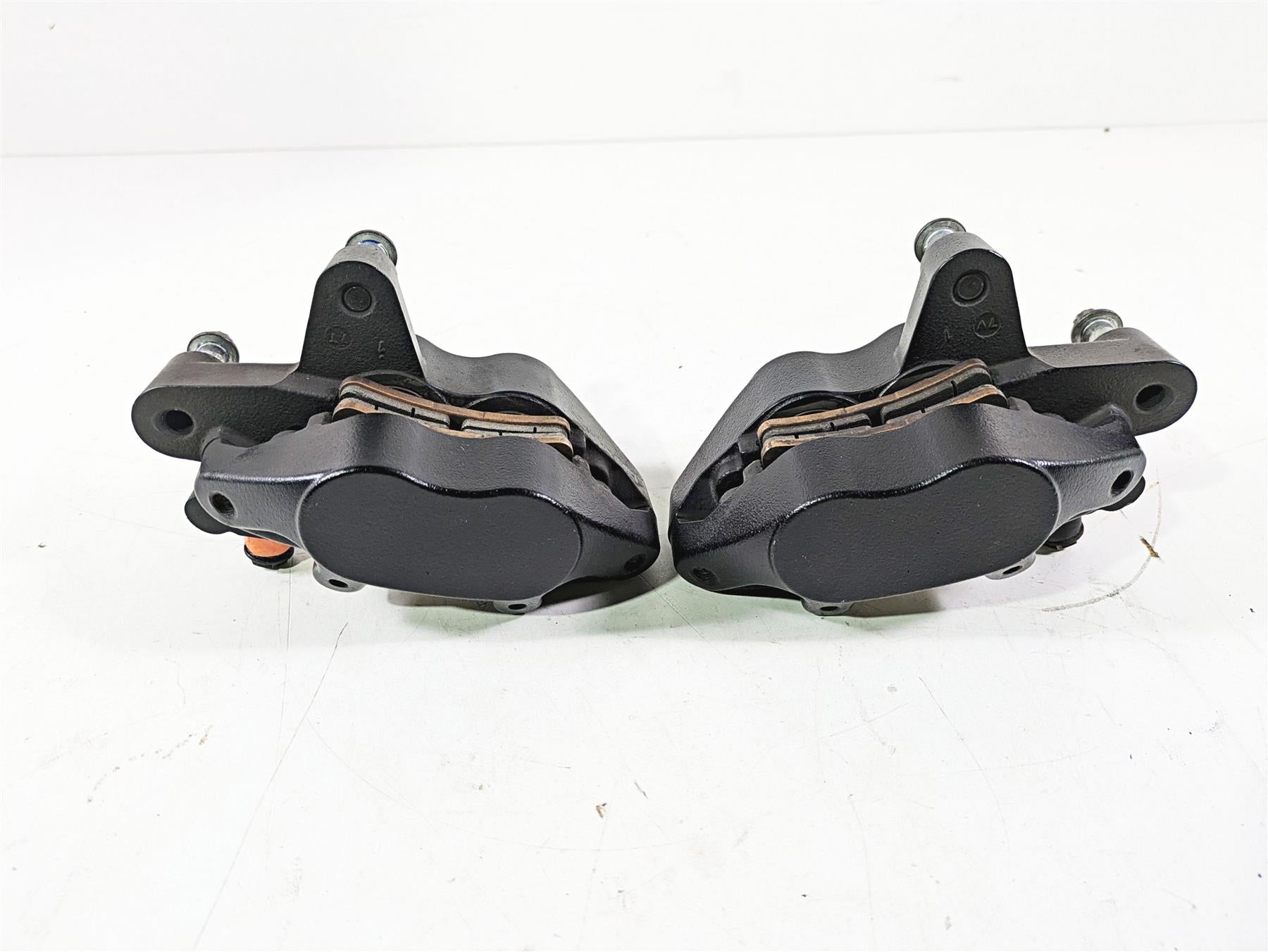2018 Harley Softail FXFBS Fat Bob Front Brake Caliper Set 41300095 41300205 {{ shop.shopifyCountryName }} - Mototech271