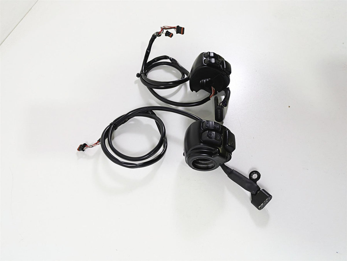 2017 Harley Dyna FXDB Street Bob Left Right Control Switch Set 71500372A {{ shop.shopifyCountryName }} - Mototech271