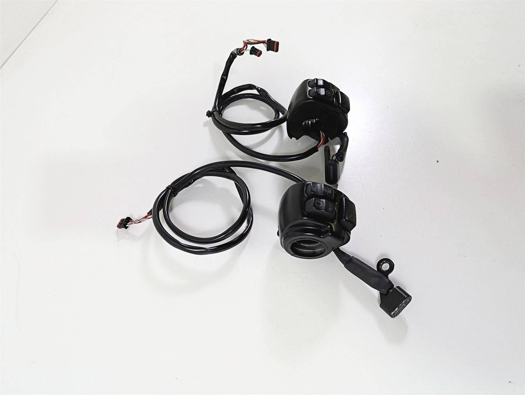2017 Harley Dyna FXDB Street Bob Left Right Control Switch Set 71500372A {{ shop.shopifyCountryName }} - Mototech271