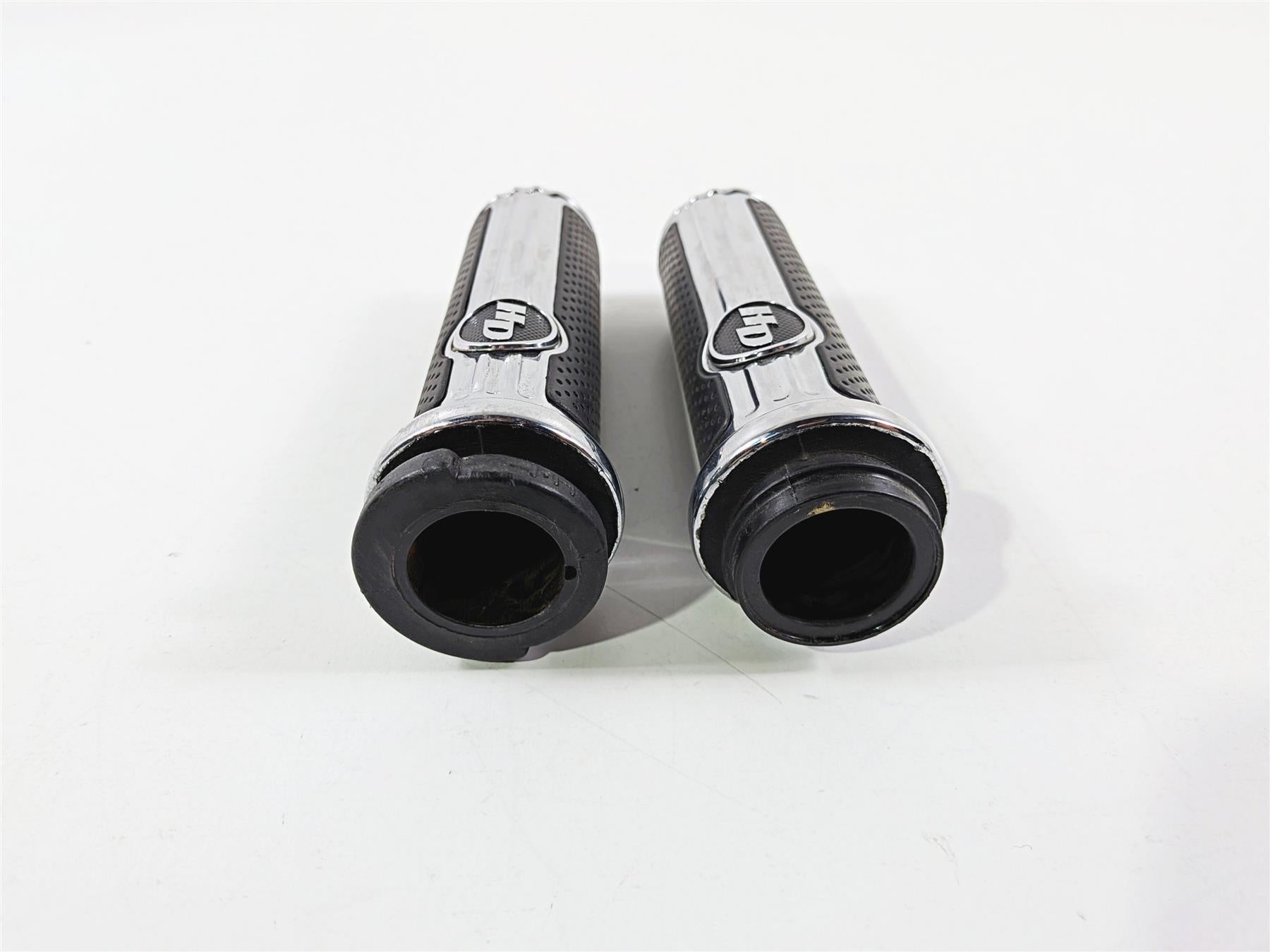 2017 Harley Touring FLHXS Street Glide Defiance Chrome Rubber Hand Grips 56100158 {{ shop.shopifyCountryName }} - Mototech271