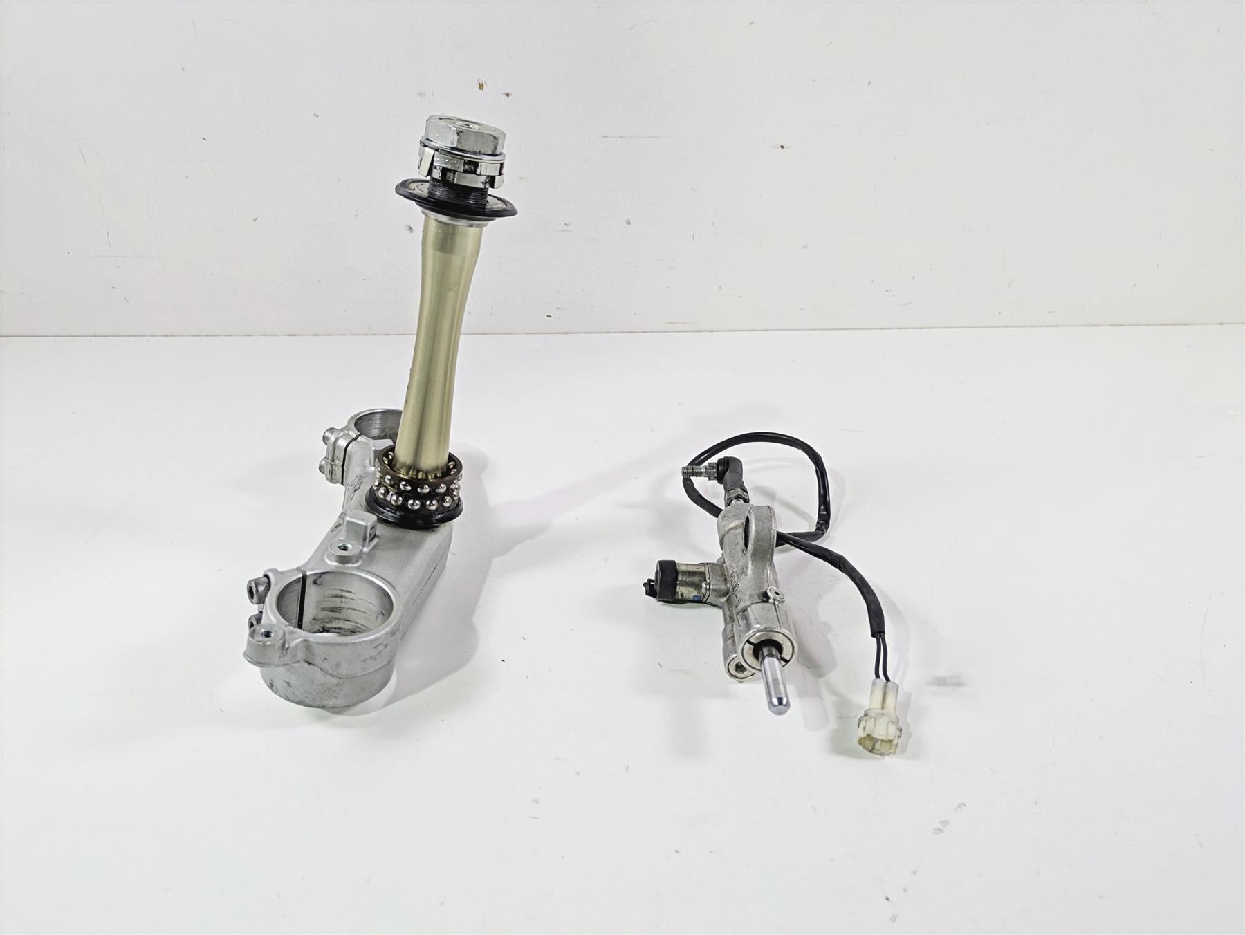 2014 Yamaha YZFR1 R1 RN22 Lower Triple Tree & Steering Damper 14B-23340-00-00 {{ shop.shopifyCountryName }} - Mototech271