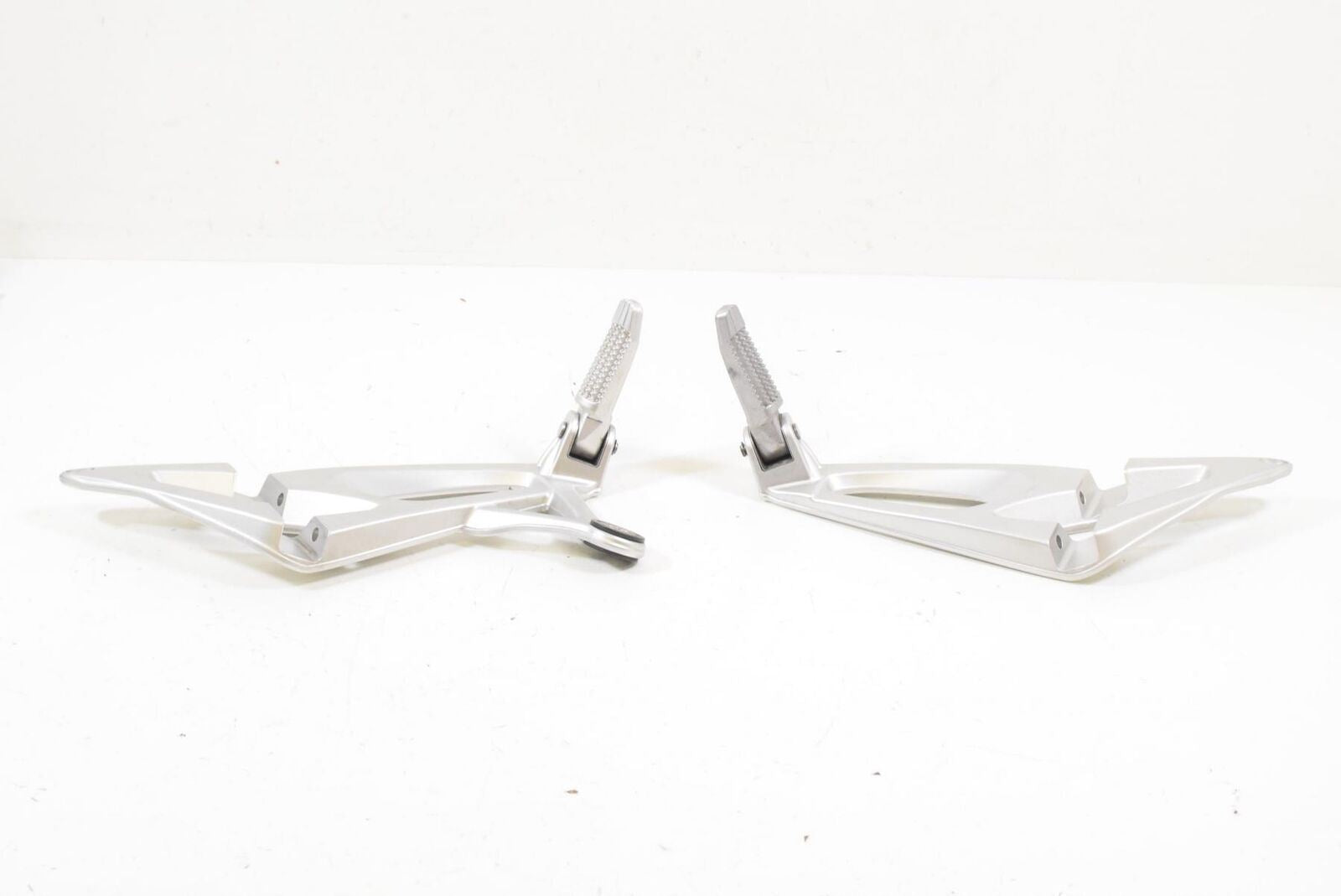 08 BMW K1200R K1200 R Sport K43 Passenger Footpeg Foot Peg Rest 46717660170 {{ shop.shopifyCountryName }} - Mototech271