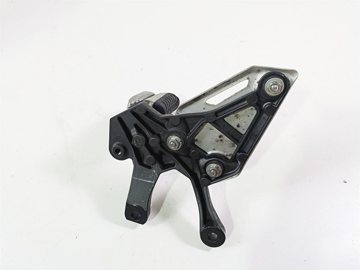 2020 Kawasaki Z900 ZR900 Left Front Foot Peg & Mount 35063-1399-18R {{ shop.shopifyCountryName }} - Mototech271