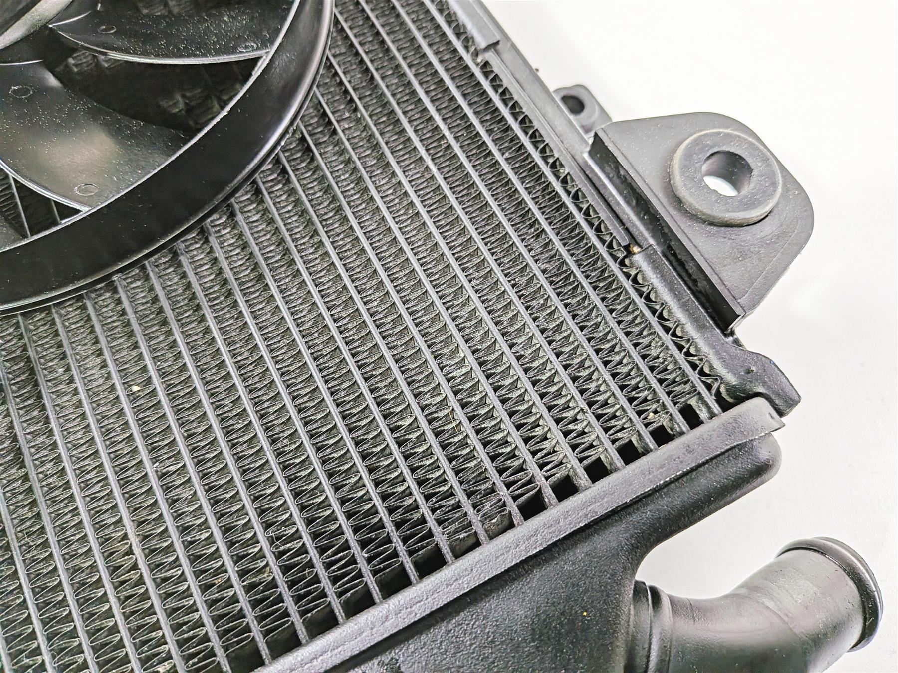 2022 Triumph Tiger 900 GT Pro Left Coolant Radiator And Fan T2104610 {{ shop.shopifyCountryName }} - Mototech271