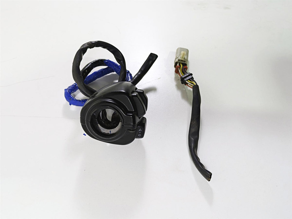 2009 Harley FLSTSB Cross Bones Left Hand Control Switch - Read 71682-06A {{ shop.shopifyCountryName }} - Mototech271