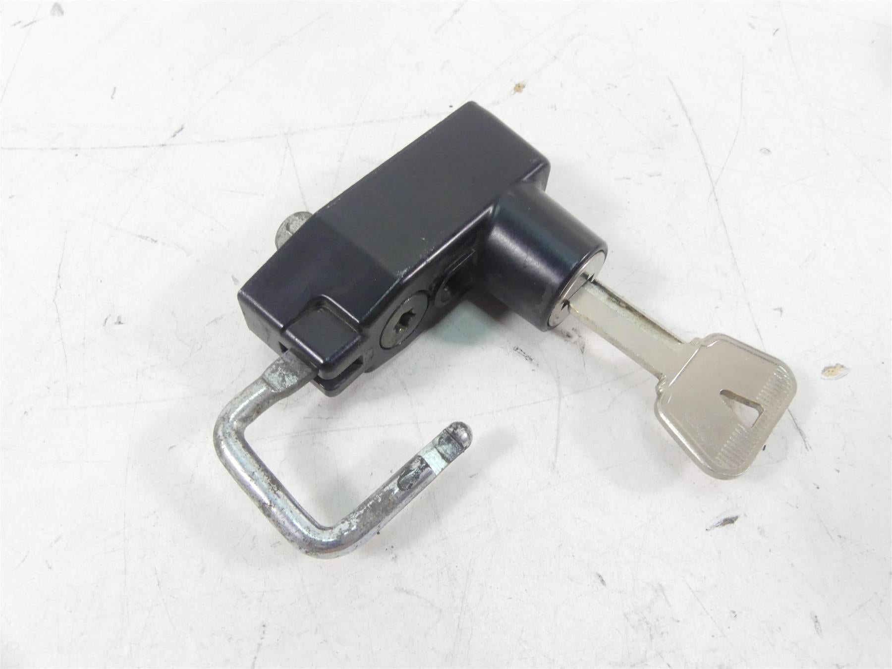 2002 Yamaha XVS1100 V-Star Ignition Switch Key Tank Cap Lock Set 4TR-82501-01-00 {{ shop.shopifyCountryName }} - Mototech271