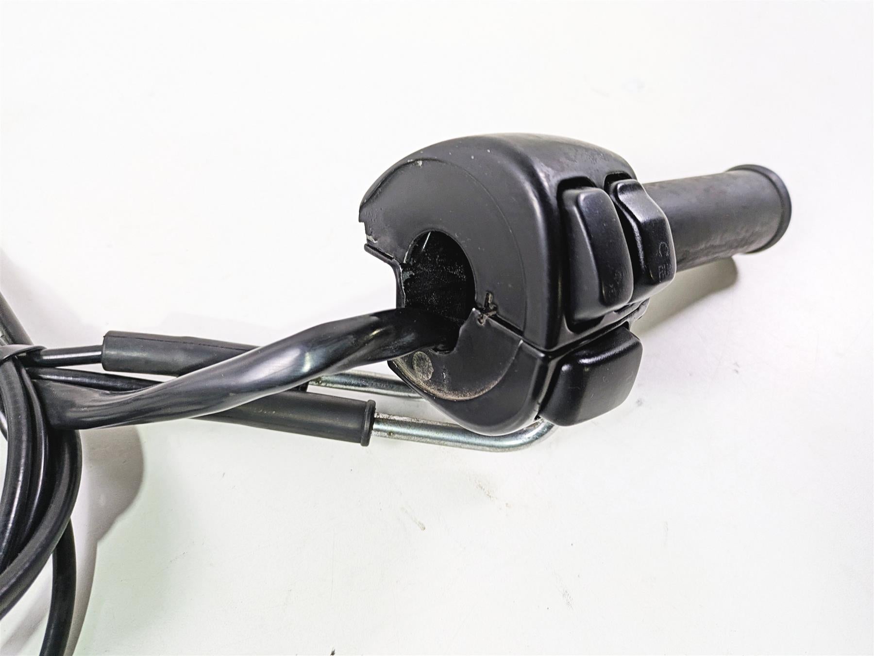 2008 Harley FXDL Dyna Low Rider 105TH Right Hand Control Switch 71591-00 {{ shop.shopifyCountryName }} - Mototech271