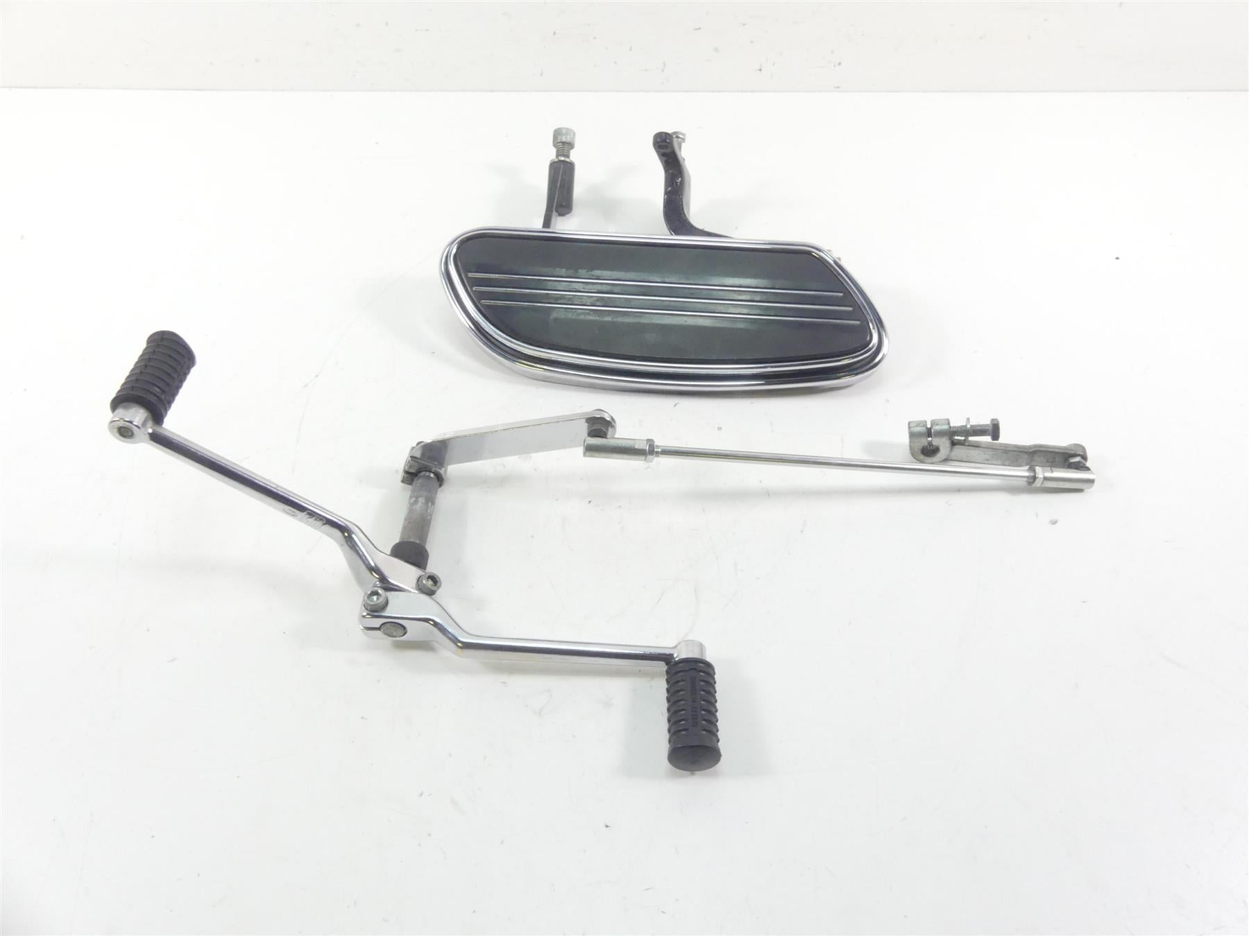 2005 Harley Touring FLHRSI Road King Left Front Floorboard & Shifter 50622-83C {{ shop.shopifyCountryName }} - Mototech271