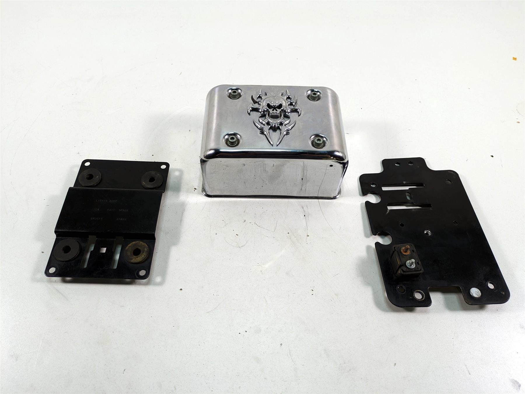 2000 Harley Dyna FXDL Low Rider Electrical Box Carrier & Chrome Cover 66333-99 {{ shop.shopifyCountryName }} - Mototech271