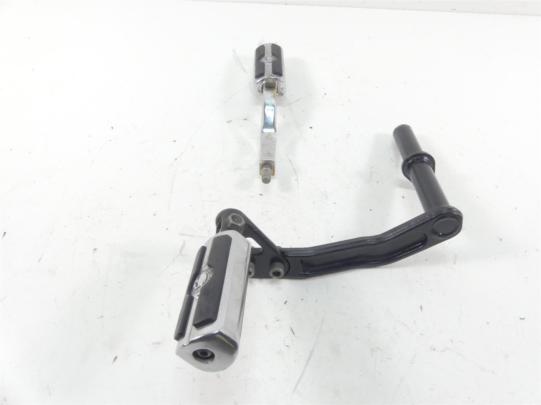 1998 Harley Dyna FXDL Low Rider Rear Passenger Foot Peg Set + Mount Arm 52740-94 {{ shop.shopifyCountryName }} - Mototech271