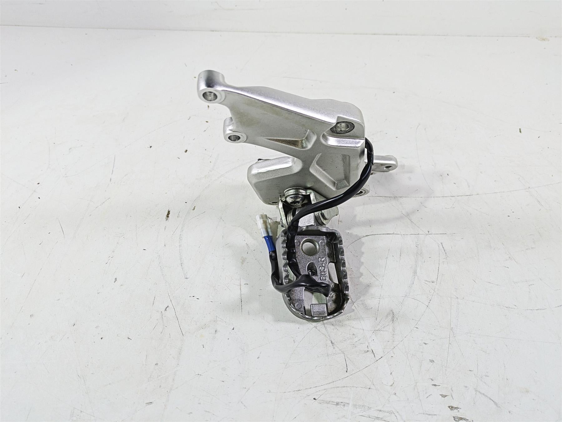 2021 Yamaha Tenere 700 XTZ7 Right Footpeg Foot Peg & Mount BW3-F7443-00-00 {{ shop.shopifyCountryName }} - Mototech271