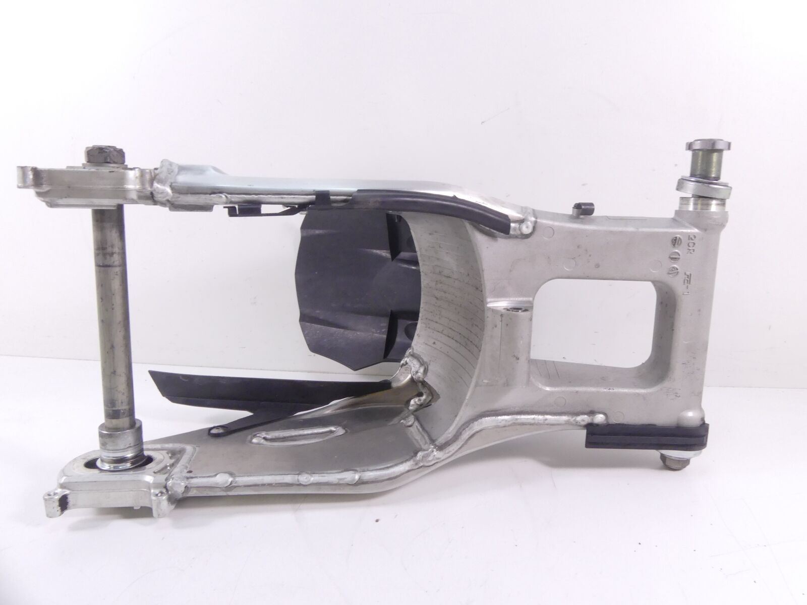 2015 Yamaha YZF-R1M Rear Swingarm Swing Arm Suspension + 28mm Axle 2CR-22110-10 {{ shop.shopifyCountryName }} - Mototech271