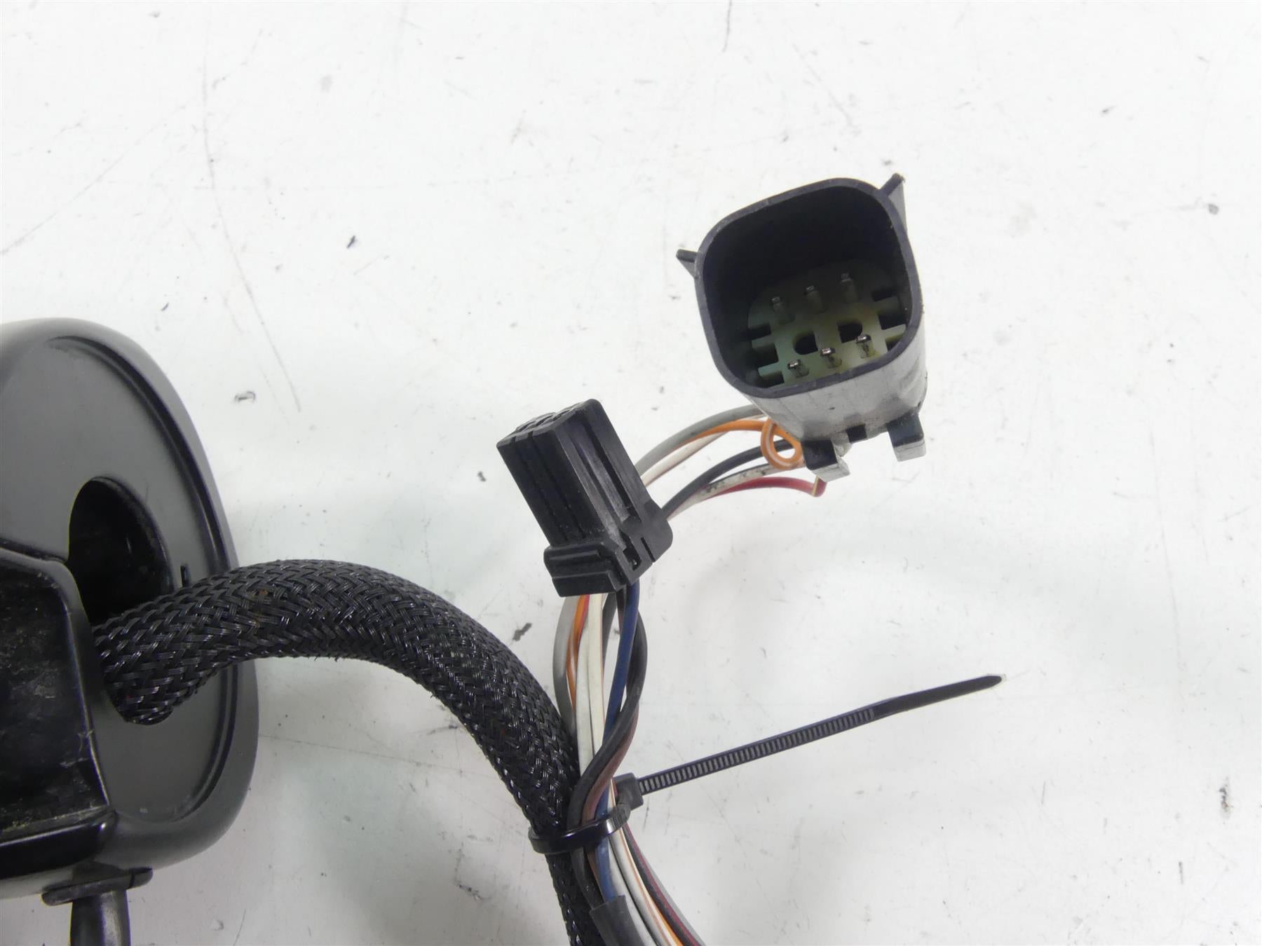 2010 Harley FXDWG Dyna Wide Glide Right Hand Control Switch & Blinker 71684-06A {{ shop.shopifyCountryName }} - Mototech271