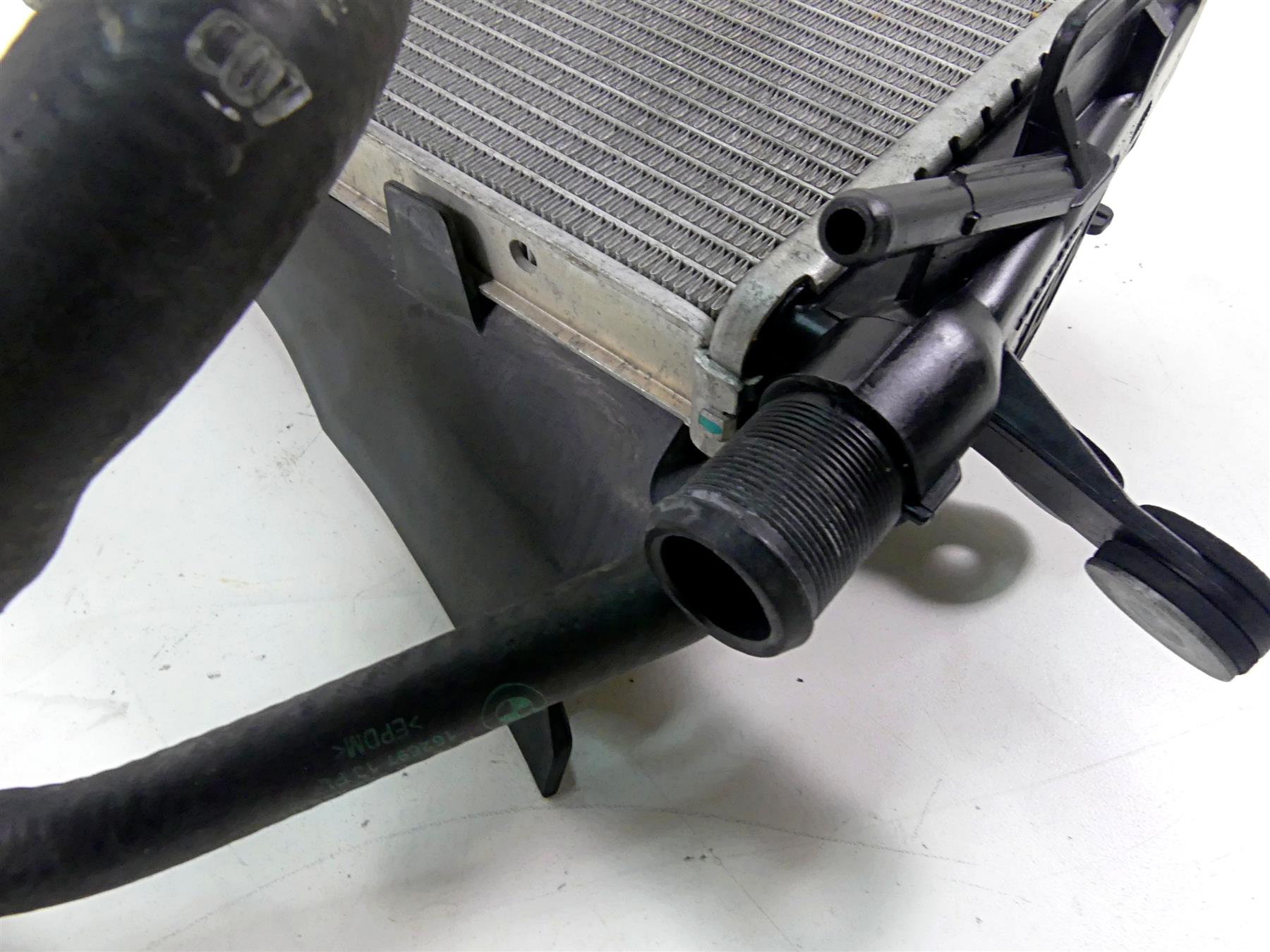 2014 BMW R1200GS K50 Left Radiator + Thermostat Fan Cover Set 17118523116 {{ shop.shopifyCountryName }} - Mototech271