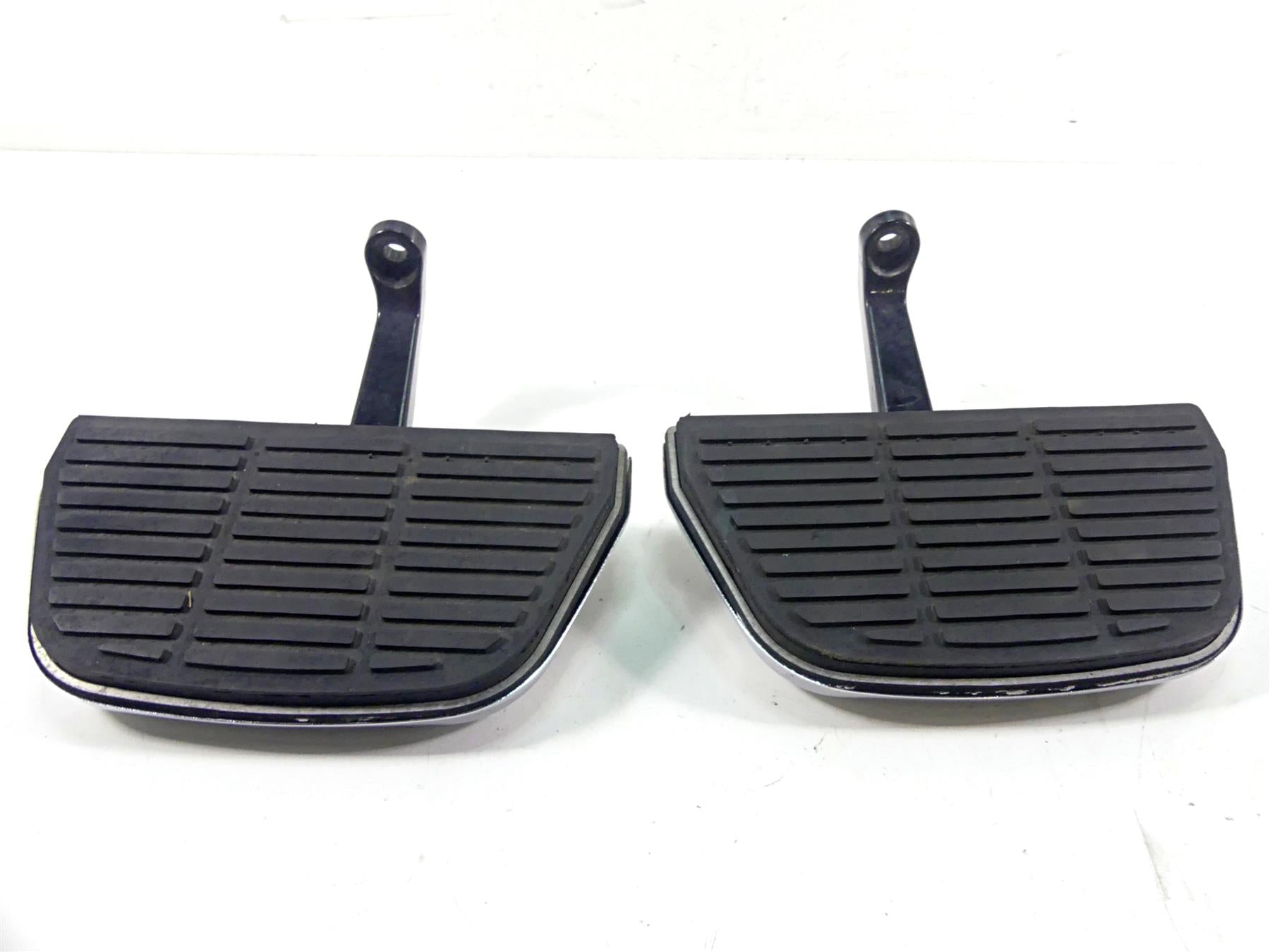 2004 Harley Touring FLHTCUI Electra Glide Passenger Floor Board Set 52719-93B {{ shop.shopifyCountryName }} - Mototech271
