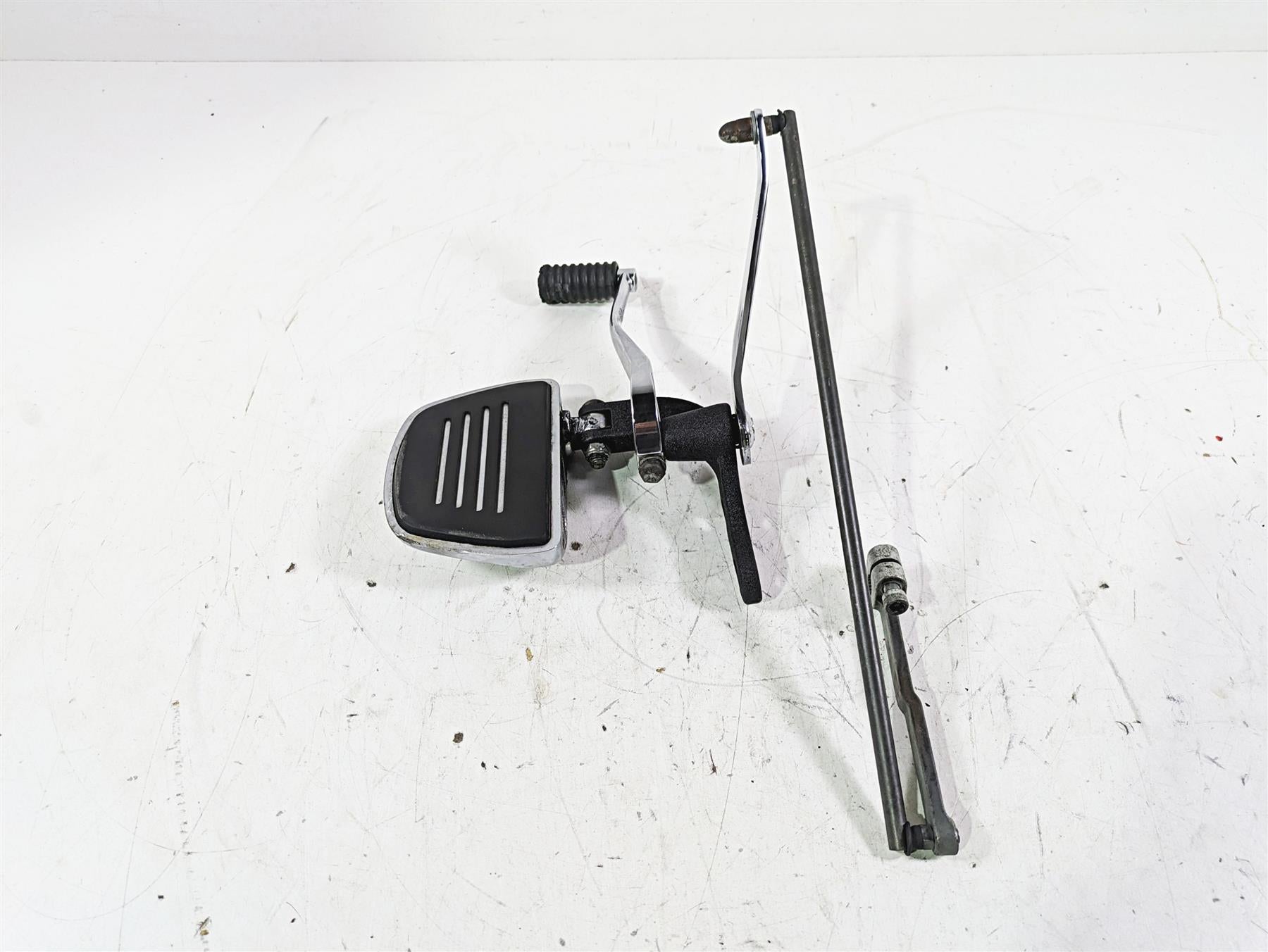 2013 Harley FXDWG Dyna Wide Glide Left Floorboard + Fw Controls - Read 33693-03
