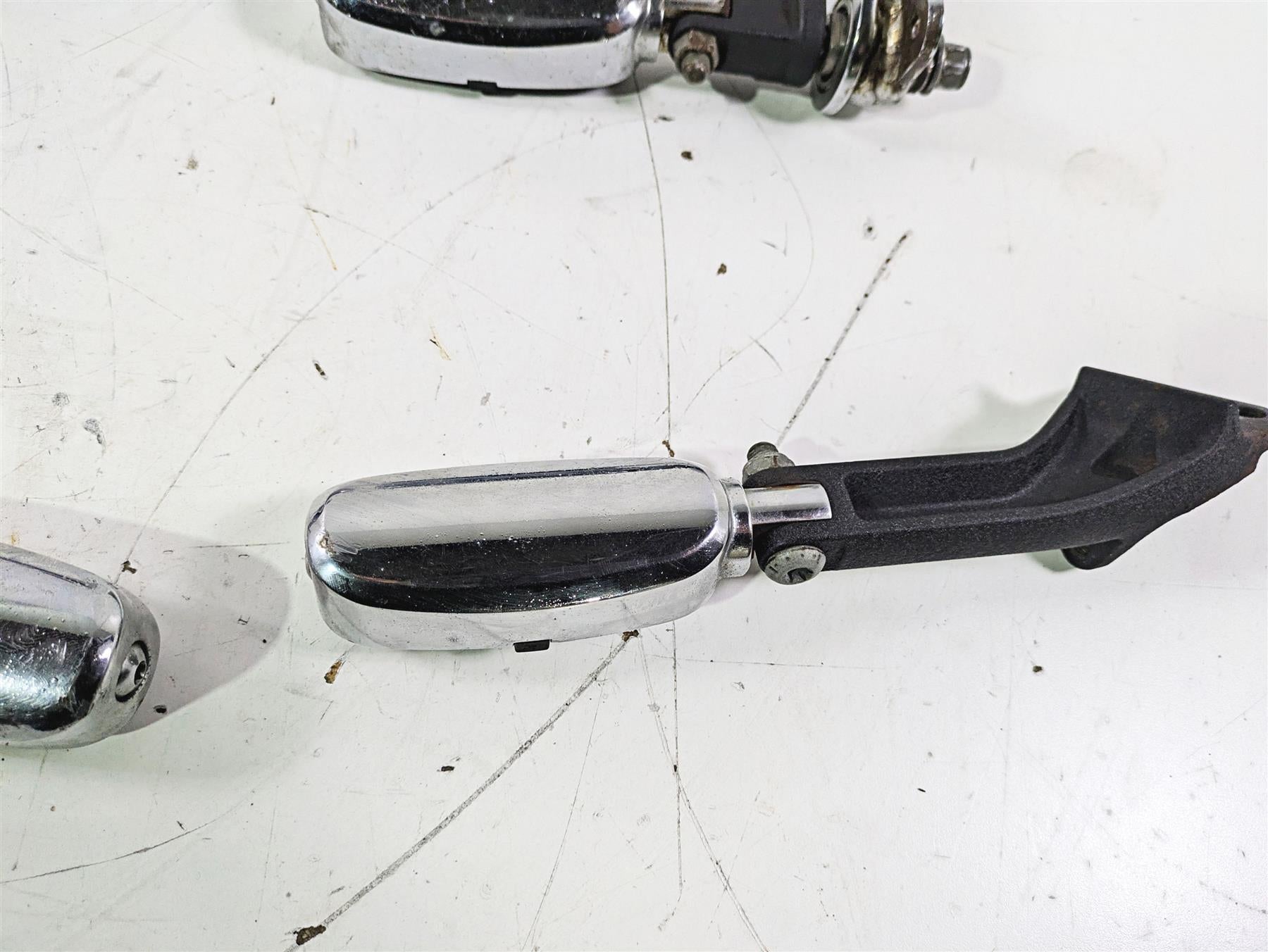 2007 Harley FXDWG Dyna Wide Glide Crested Footpeg Shift Brake Pedal Set 33693-03 {{ shop.shopifyCountryName }} - Mototech271