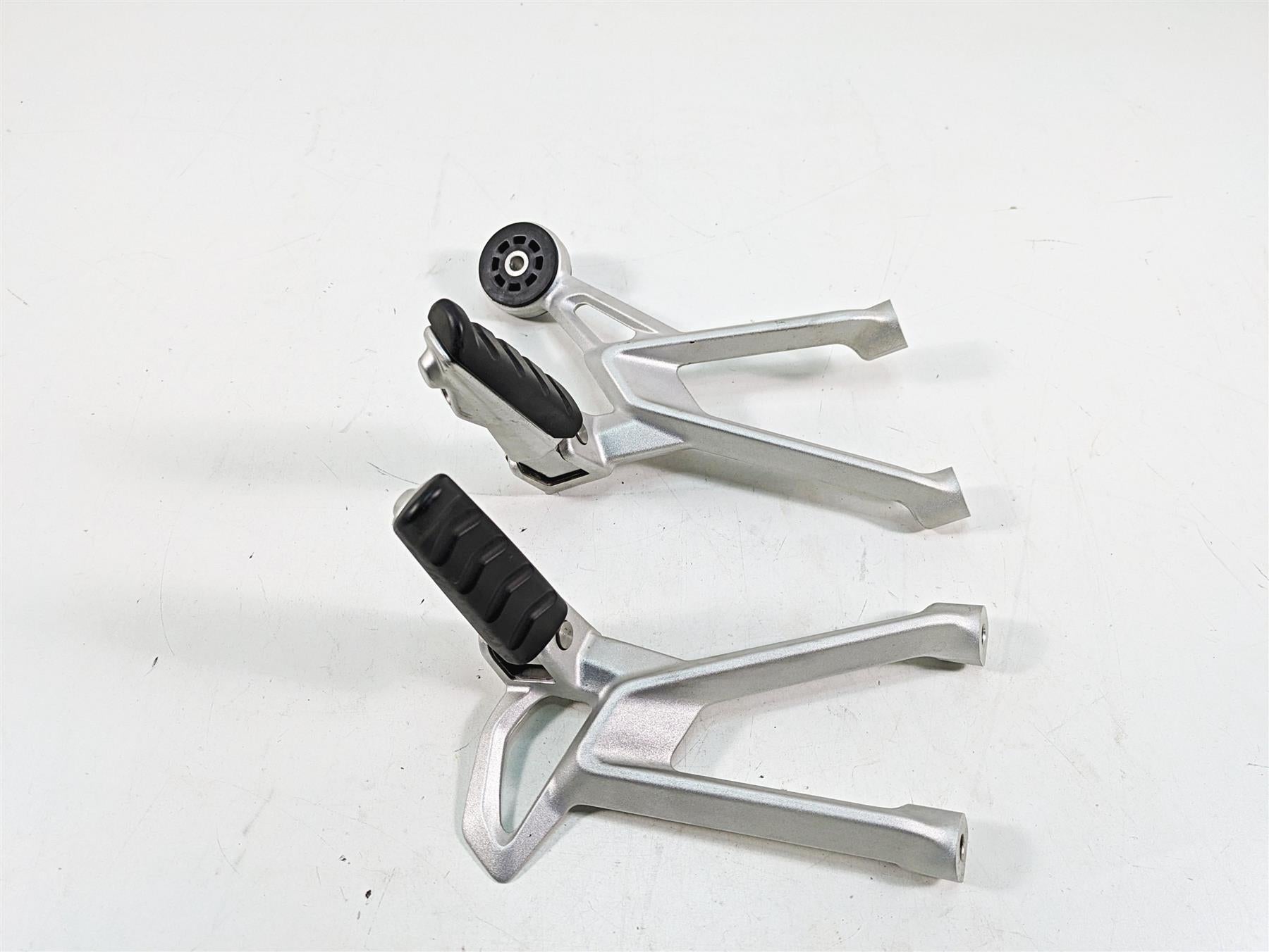 2016 BMW R1200R K53 Rear Passenger Foot Peg Rest Set 46718540798 46718540799 {{ shop.shopifyCountryName }} - Mototech271
