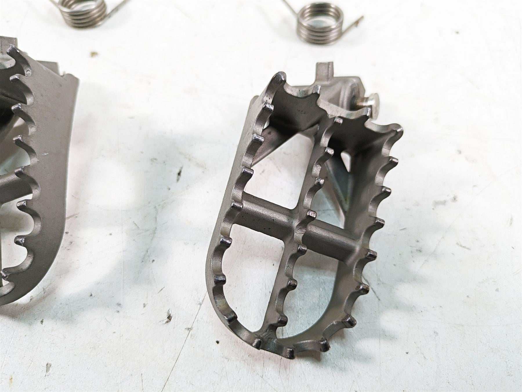 2007 BMW R1200GS K255 Adv Front Footpeg Foot Peg Rest Set 46717694557 {{ shop.shopifyCountryName }} - Mototech271