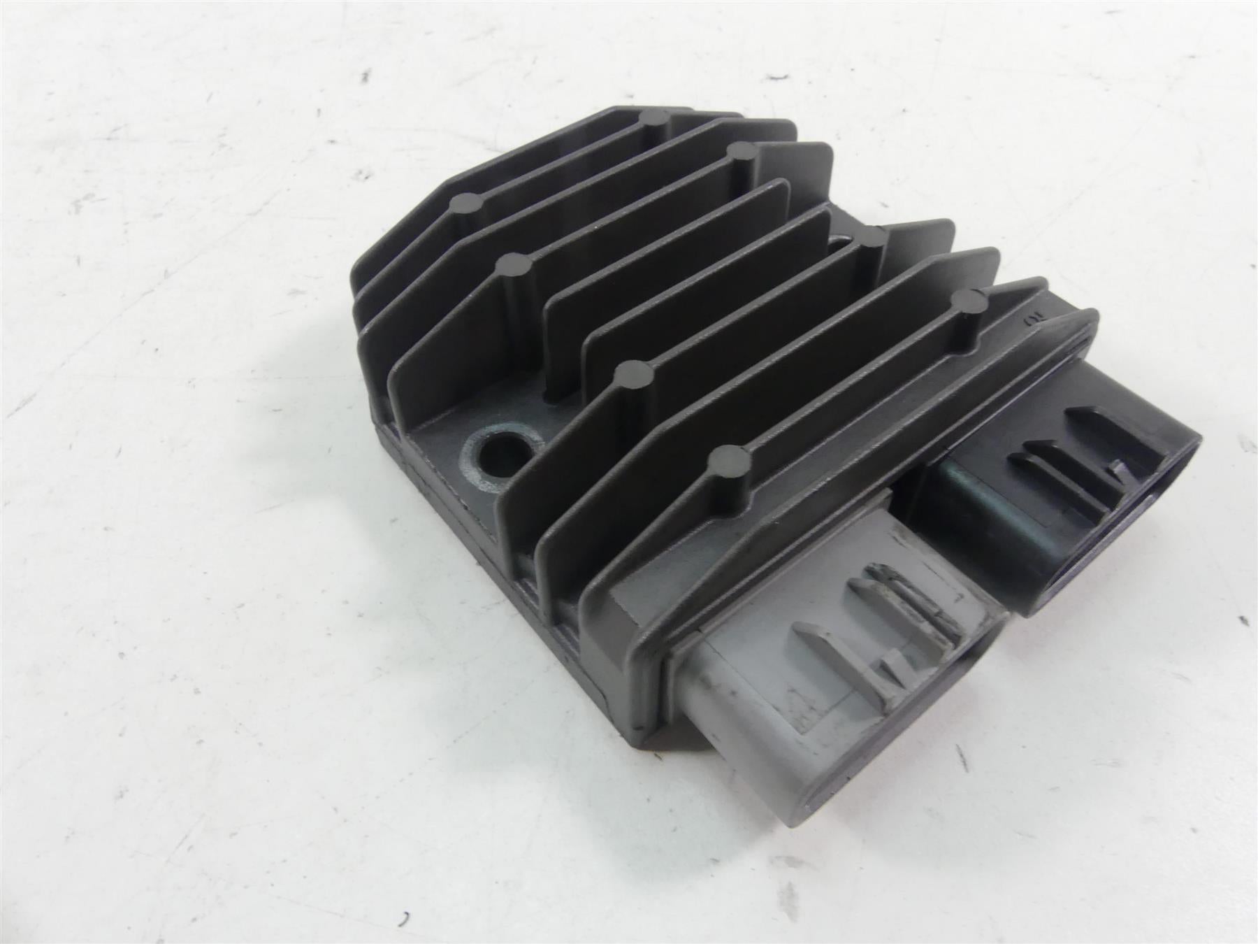 2008 Yamaha FZ1 Fazer Rectifier Voltage Regulator 1D7-81960-00-00 FH012AA {{ shop.shopifyCountryName }} - Mototech271