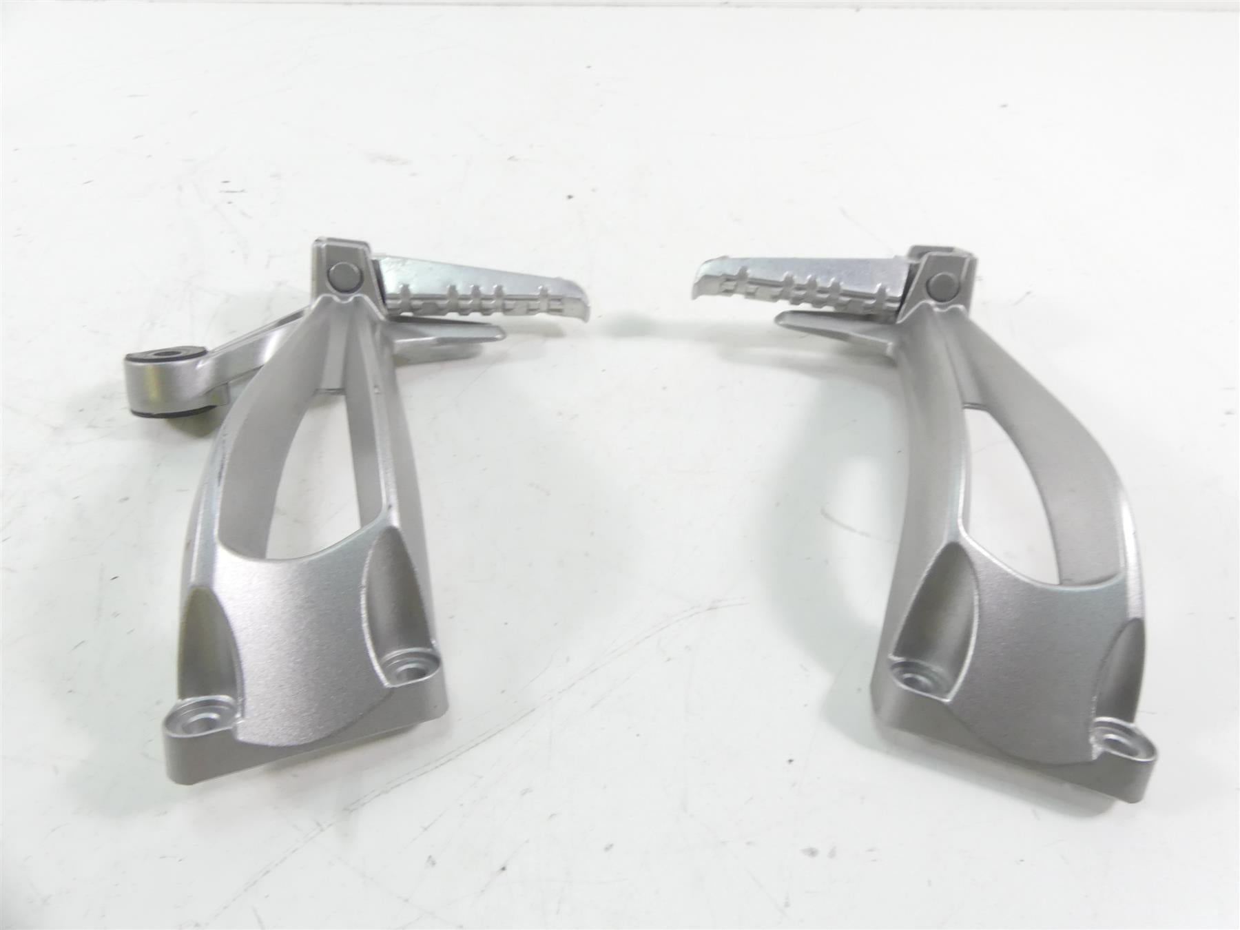 2007 Yamaha FZ1 Fazer Rear Passenger Footpeg Foot Peg Set 2D1-2742L-00-00 {{ shop.shopifyCountryName }} - Mototech271
