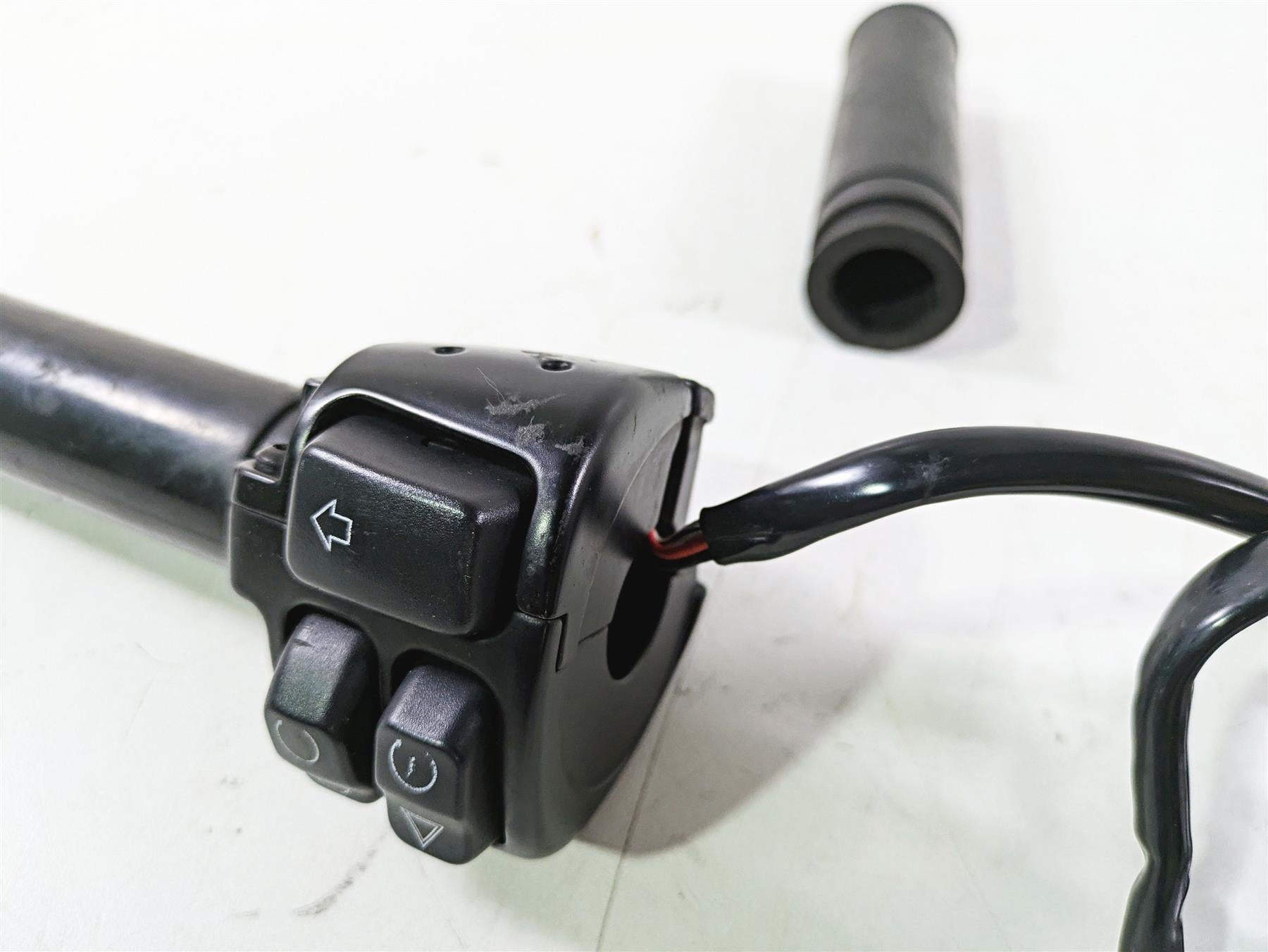 2018 Harley Softail FXFBS Fat Bob Right Hand Control Switch Start Stop 71500462 {{ shop.shopifyCountryName }} - Mototech271