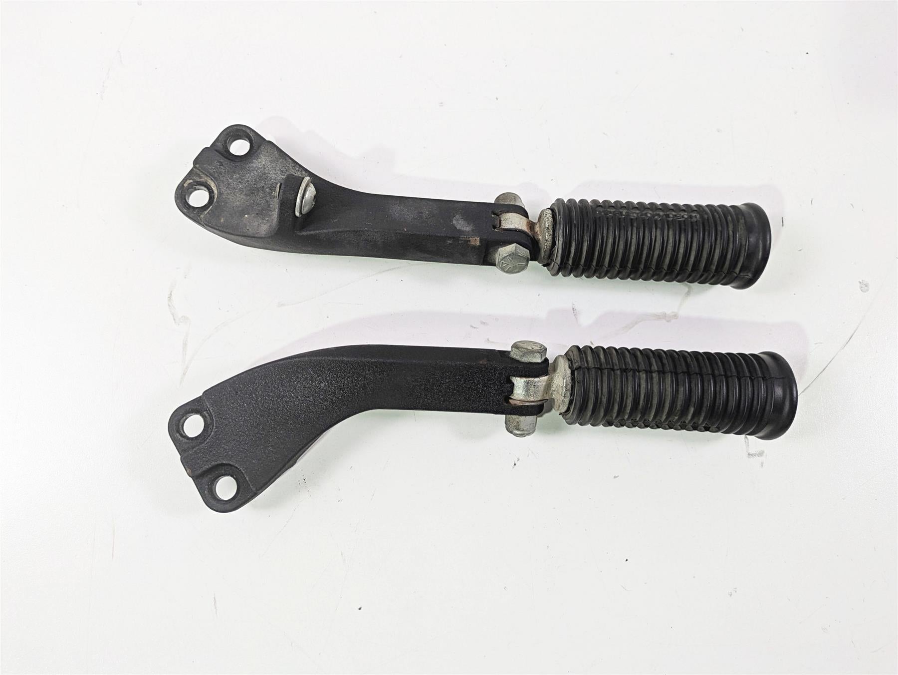 2010 Harley Dyna FXDB Street Bob Rear Passenger Footpeg Set 49224-06A 49230-06