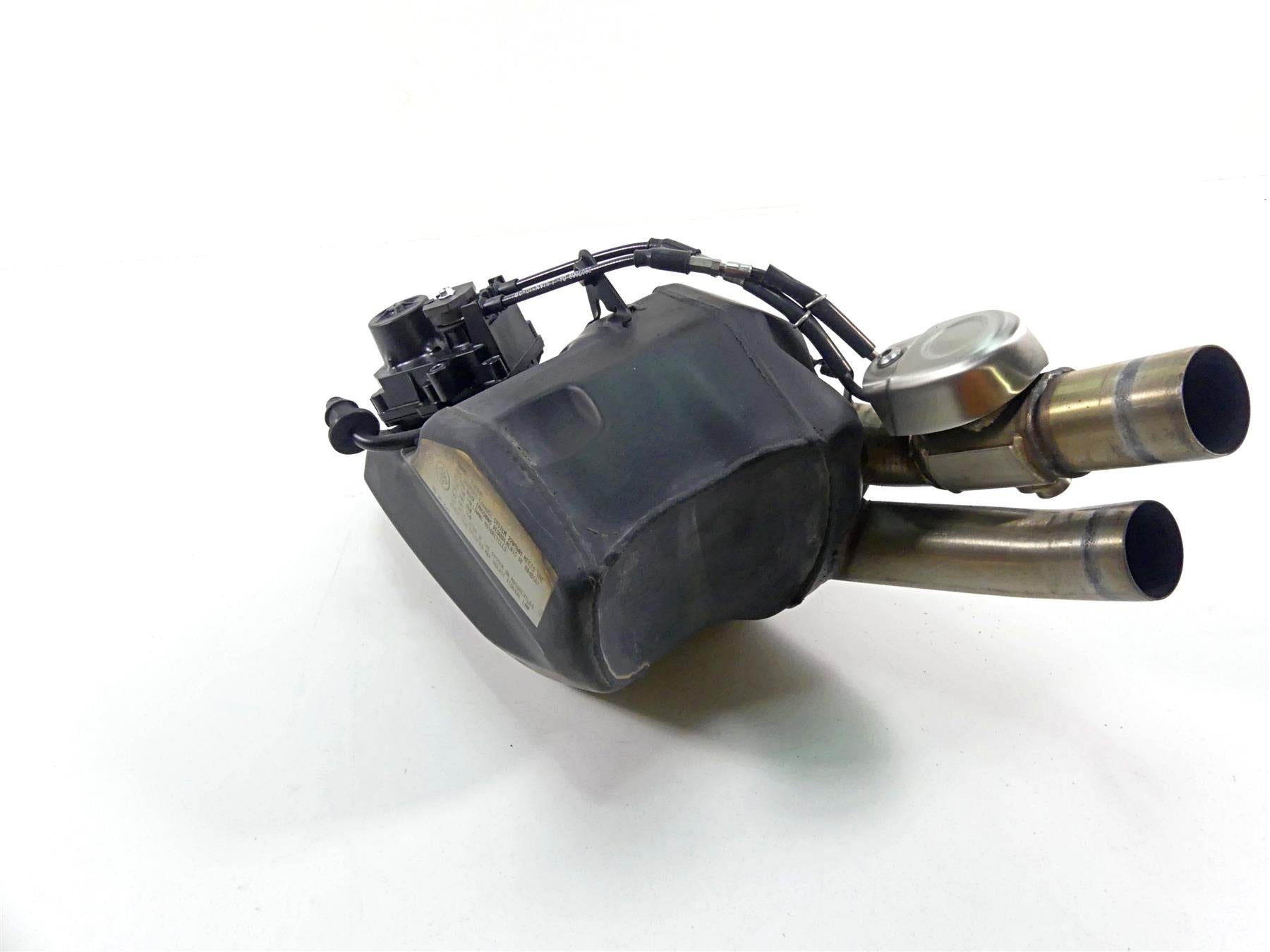2022 Triumph Speed Triple 1200 RS Center Exhaust Chamber & Servo Motor T2209601 {{ shop.shopifyCountryName }} - Mototech271