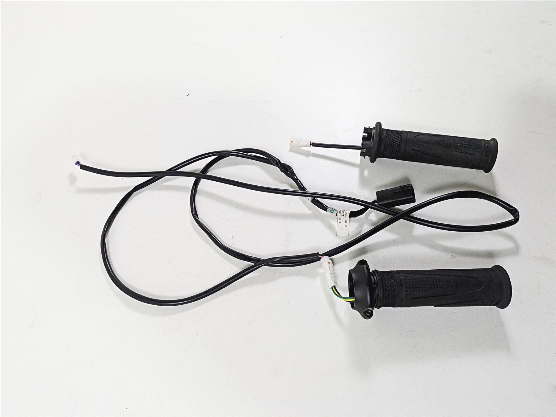 2024 Triumph Tiger 900 GT Heated Hand Grips Throttle & Sensor Set T2042078 {{ shop.shopifyCountryName }} - Mototech271
