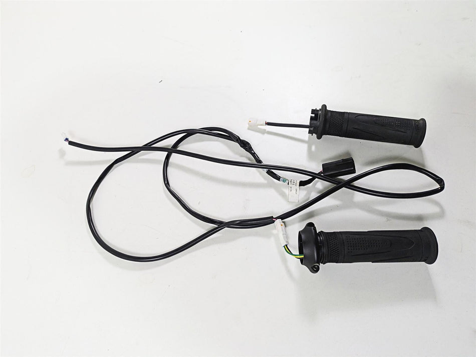 2024 Triumph Tiger 900 GT Heated Hand Grips Throttle & Sensor Set T2042078 {{ shop.shopifyCountryName }} - Mototech271