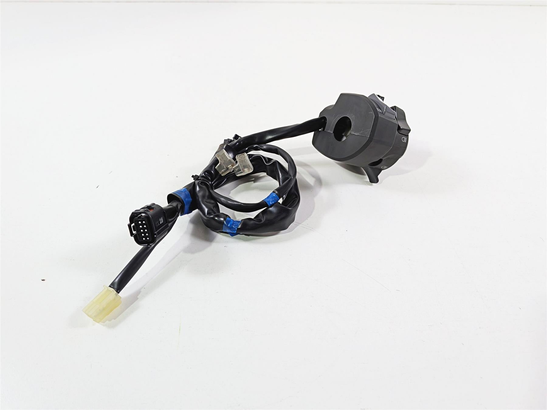 2025 Yamaha YZF R7 Nice Left Side Light Hand Control Switch BEB-83969-00-00 {{ shop.shopifyCountryName }} - Mototech271