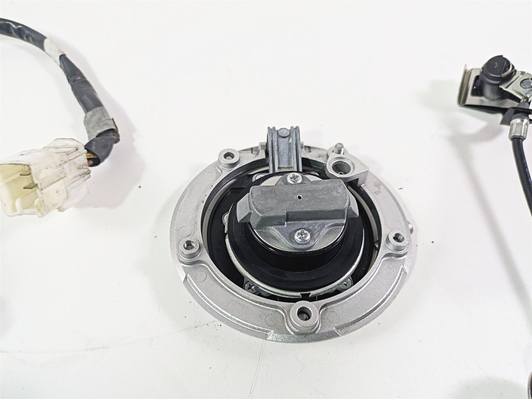 2016 Kawasaki ZX10R Ninja Ignition Switch Key Lock Tank Cap Set 27048-5104 {{ shop.shopifyCountryName }} - Mototech271