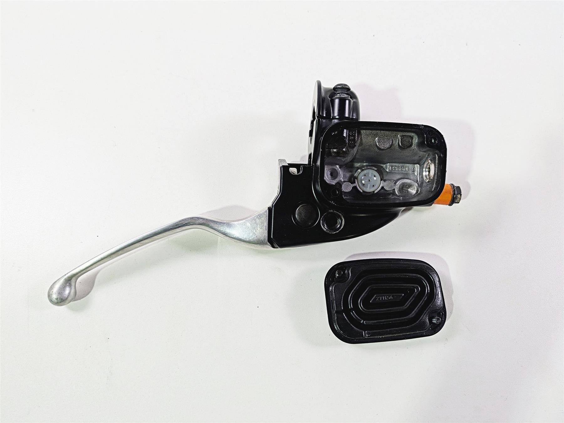 2016 Harley Touring FLHR Road King Front Brake Master Cylinder 44551-08F {{ shop.shopifyCountryName }} - Mototech271