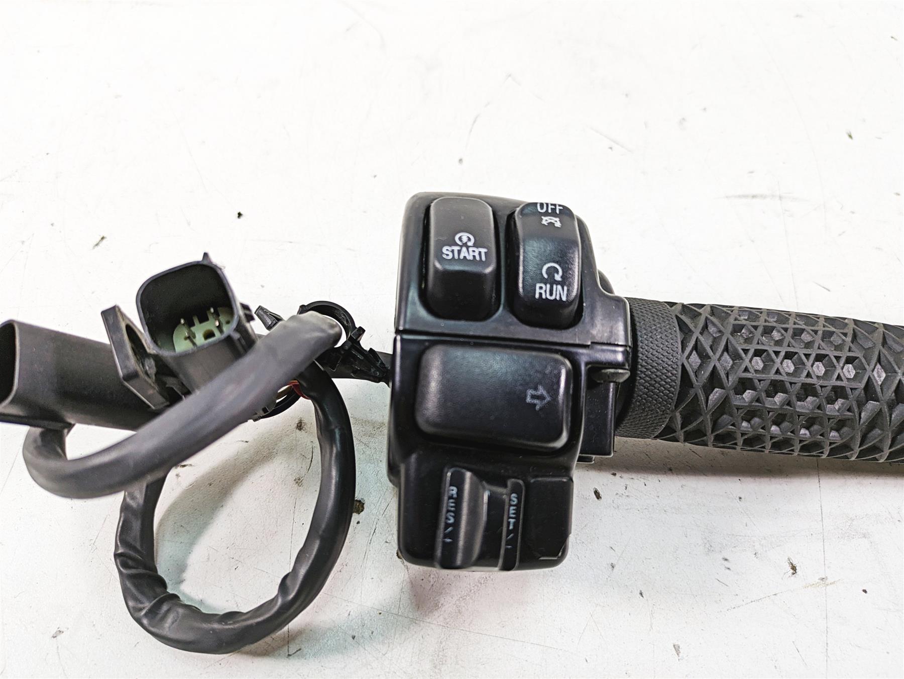 2011 Harley Touring FLHR Road King Right Hand Control Switch 71682-06A {{ shop.shopifyCountryName }} - Mototech271