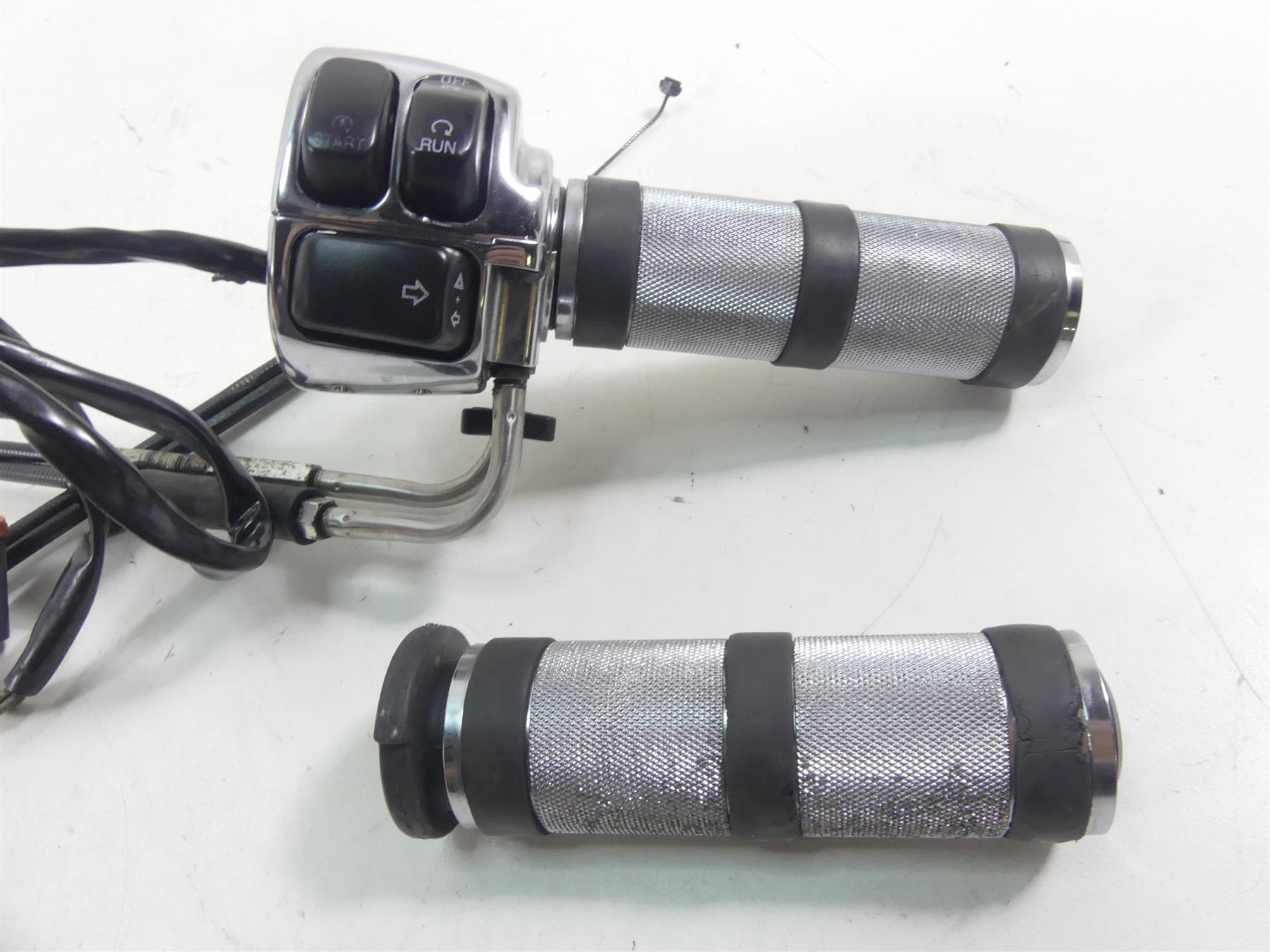 2000 Harley Dyna FXR4 CVO Super Glide Hand Control Switch Grip Set 71682-06 {{ shop.shopifyCountryName }} - Mototech271