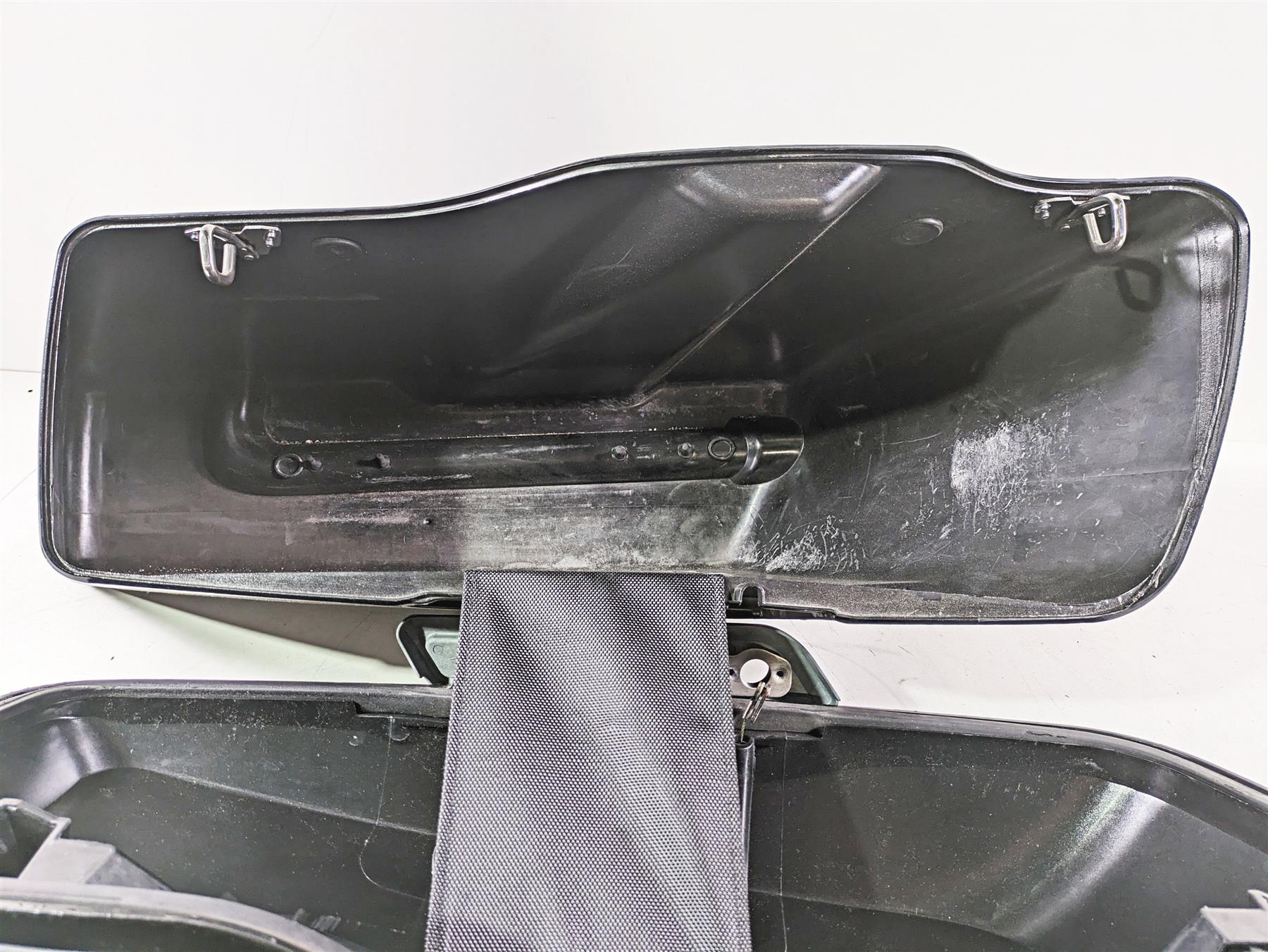 2020 Harley Touring FLHT Electra Glide Right Saddlebag Saddle Bag -Read 90200412 {{ shop.shopifyCountryName }} - Mototech271